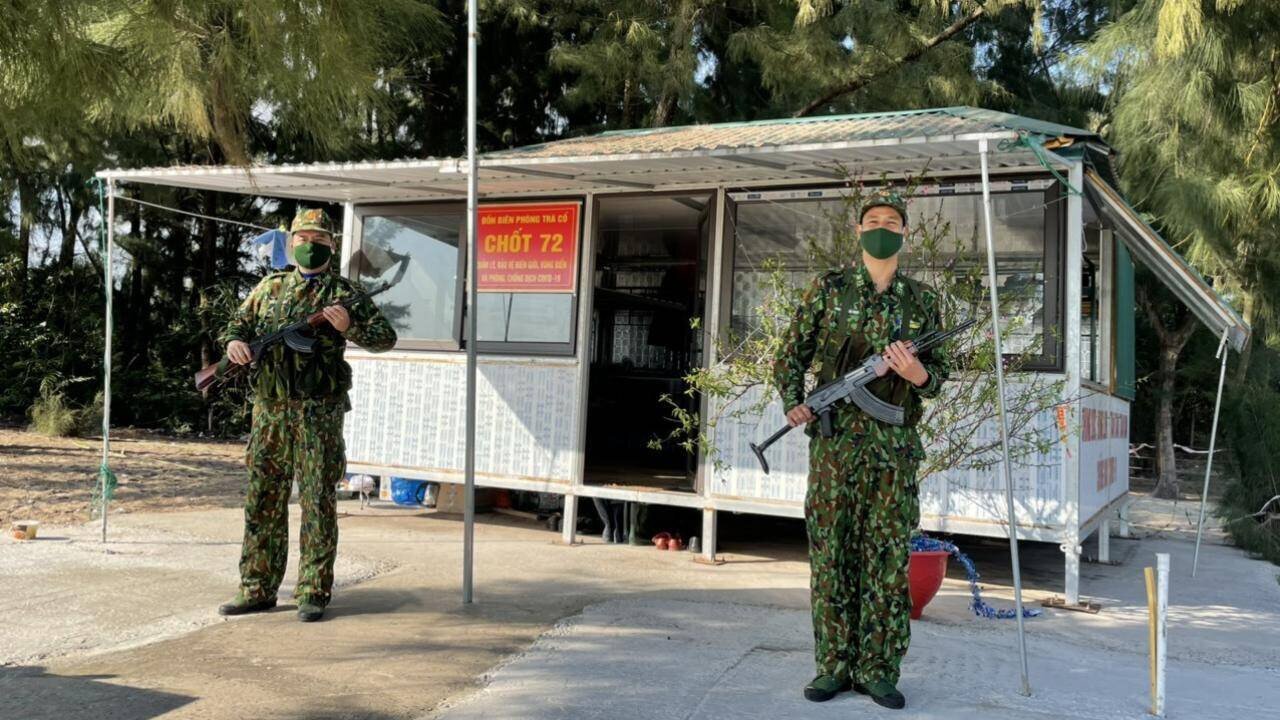 Chốt kiểm so&aacute;t ph&ograve;ng, chống dịch Covid -19 của Đồn Bi&ecirc;n ph&ograve;ng Tr&agrave; Cổ lu&ocirc;n được duy tr&igrave; 24/24.