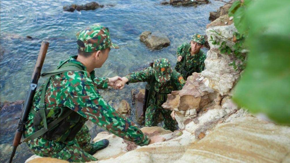 Tết đến Xu&acirc;n về, khi m&agrave; mọi người, mọi nh&agrave; đang qu&acirc;y quần đo&agrave;n vi&ecirc;n ấm &aacute;p, th&igrave; vẫn c&oacute; những c&aacute;n bộ, chiến sĩ qu&acirc;n h&agrave;m xanh ở nơi đ&egrave;o cao, vực s&acirc;u hun h&uacute;t gi&oacute; hay nơi biển, đảo xa x&ocirc;i của tỉnh Quảng Ninh đang vật lộn với s&oacute;ng, gi&oacute; bất thường ki&ecirc;n tr&igrave; b&aacute;m trụ nhằm ph&aacute;t hiện, ngăn chặn những h&agrave;nh vi vi phạm chủ quyền l&atilde;nh thổ.