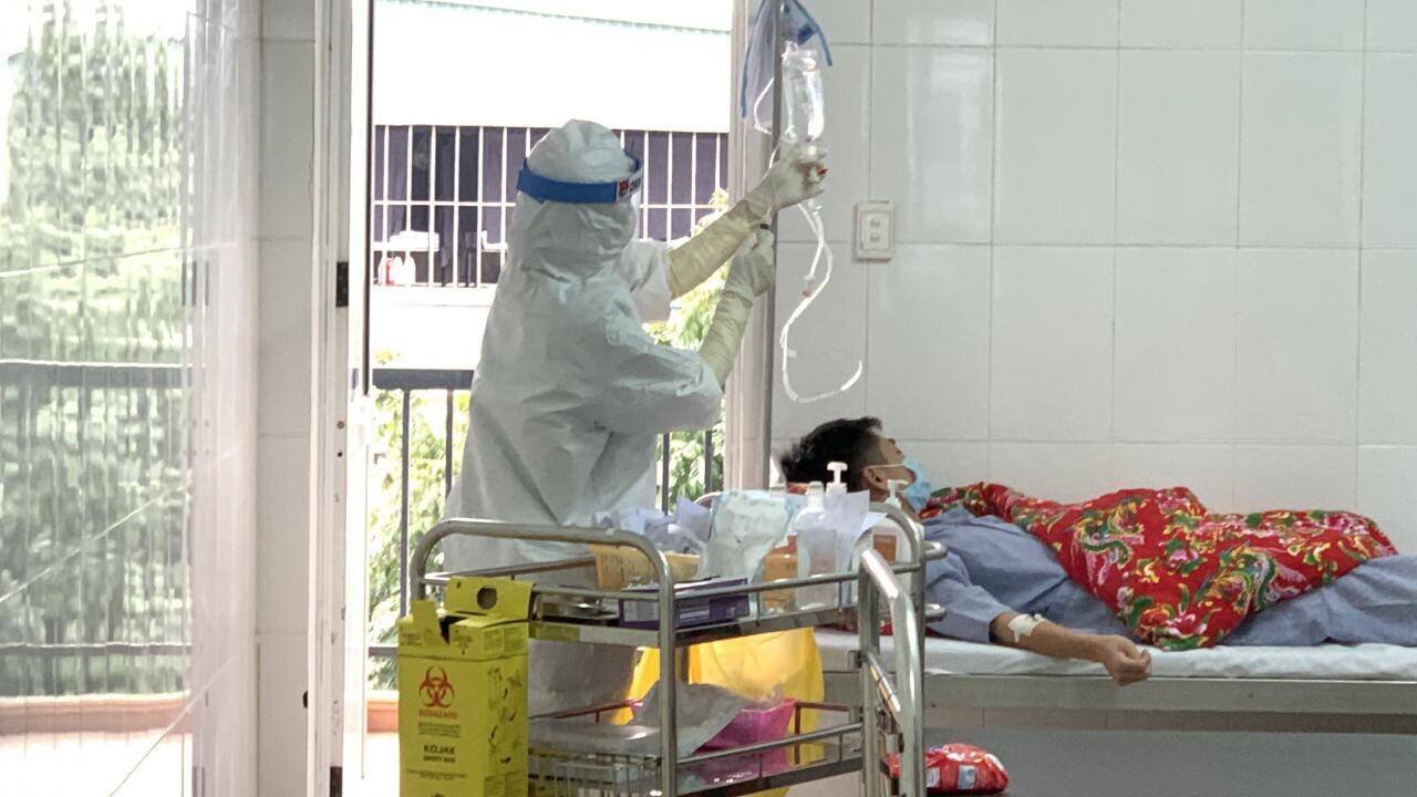Những ng&agrave;y Tết đến, Xu&acirc;n về, Trong khi mọi người d&acirc;n được ấm &ecirc;m b&ecirc;n gia đ&igrave;nh th&igrave; c&aacute;c y, b&aacute;c sĩ vẫn đang trong "trận chiến" lặng thầm m&agrave; rất khốc liệt, hiểm nguy để d&agrave;nh lại sự sống cho những "F0.