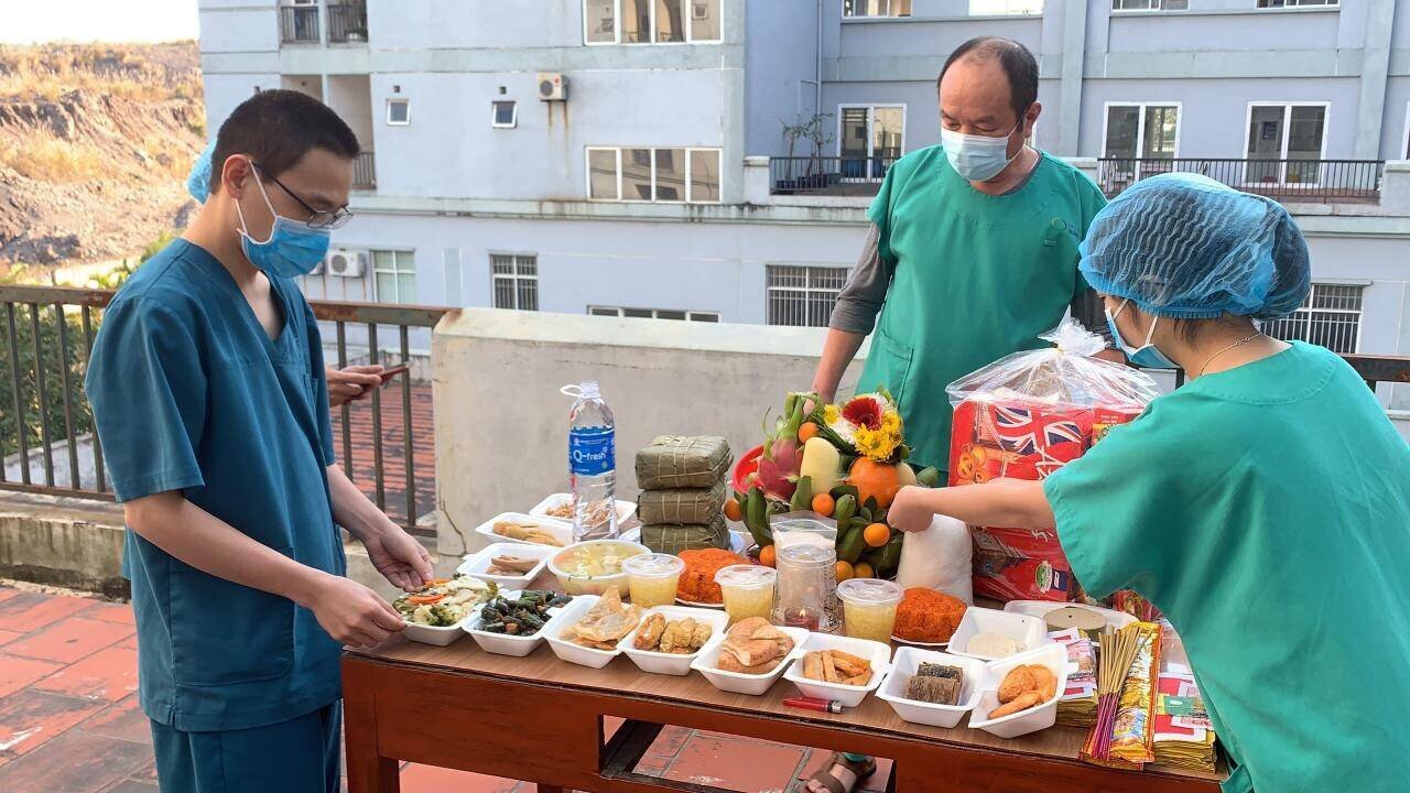 Bác sĩ Nguyễn Quốc Hùng, Giám đốc Bệnh viện Sản Nhi Quảng Ninh c&ugrave;ng c&aacute;c đồng nghiệp chuẩn bị m&acirc;m cỗ c&uacute;ng giao thừa trong Bệnh viện. B&aacute;c sỹ H&ugrave;ng được điều về thực hiện nhiệm vụ tại nơi này từ gần 1 năm trước.