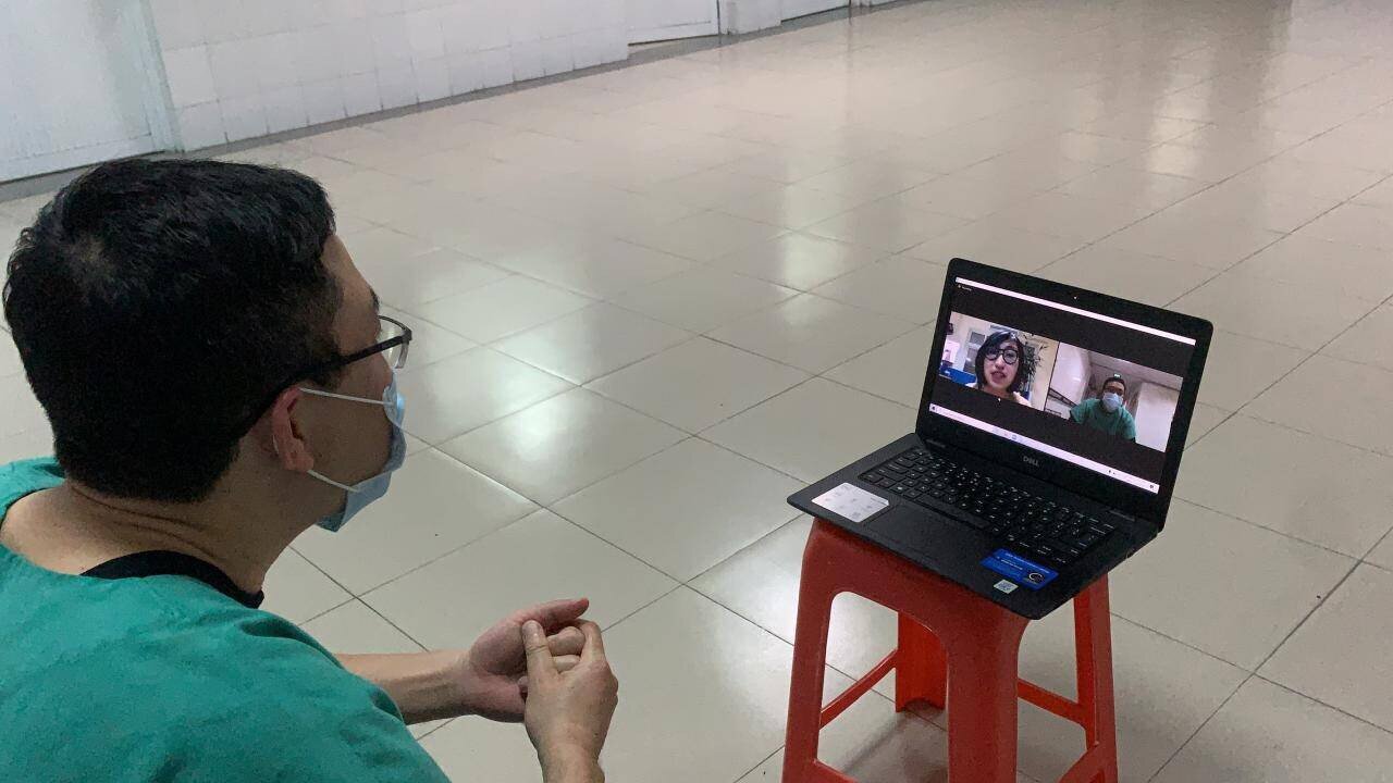 Đêm giao thừa, Bệnh viện số 2 đã tổ chức liên hoan và dành một khoảnh khắc cho các y, bác sĩ gọi điện về chúc Tết người thân, gia đình. V&igrave; tiếp x&uacute;c gần với bệnh nh&acirc;n mắc Covid-19, n&ecirc;n 58 c&aacute;n bộ, y b&aacute;c sỹ chăm s&oacute;c v&agrave; điều trị cho bệnh nh&acirc;n tại đ&acirc;y đương nhi&ecirc;n trở th&agrave;nh F1.