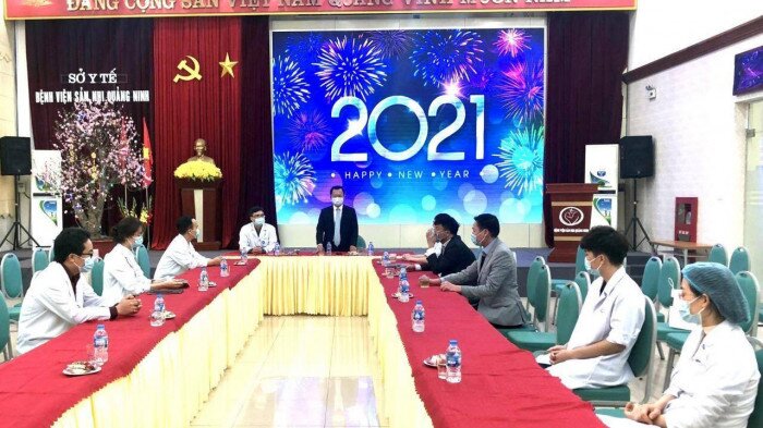 L&atilde;nh đạo tỉnh Quảng Ninh ch&uacute;c Tết c&aacute;c b&aacute;c sỹ Bệnh viện số 2 trong đ&ecirc;m Giao thừa Tết T&acirc;n Sửu 2021.