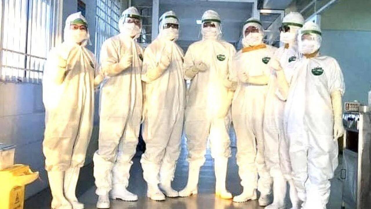 C&aacute;c y, b&aacute;c sĩ tại Bệnh viện số 2 quyết t&acirc;m thực hiện lời dạy của B&aacute;c Hồ "Lương y như từ mẫu" trước khi v&agrave;o ph&ograve;ng điều trị cho bệnh nh&acirc;n.