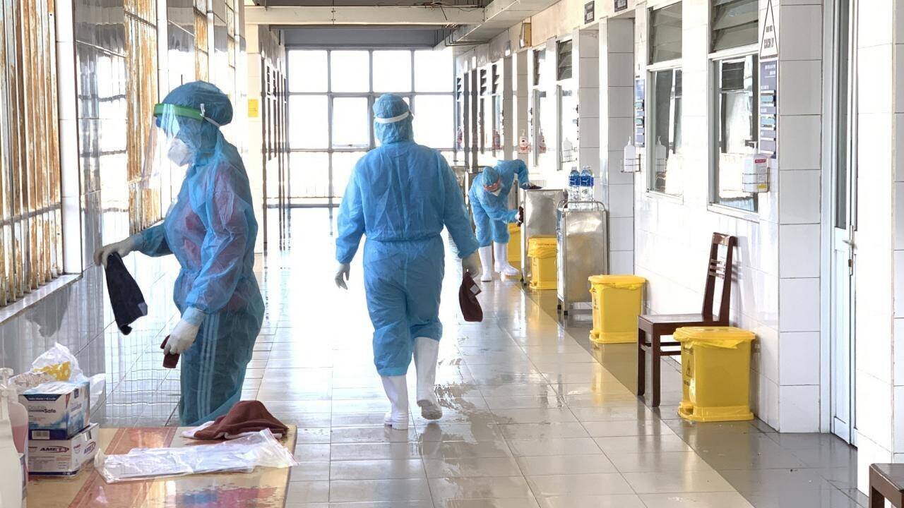 Toàn bệnh viện thường xuyên được c&aacute;c y b&aacute;c sỹ lau chùi, phun thuốc khử khuẩn đảm bảo hạn chế thấp nhất nguồn lây nhiễm.