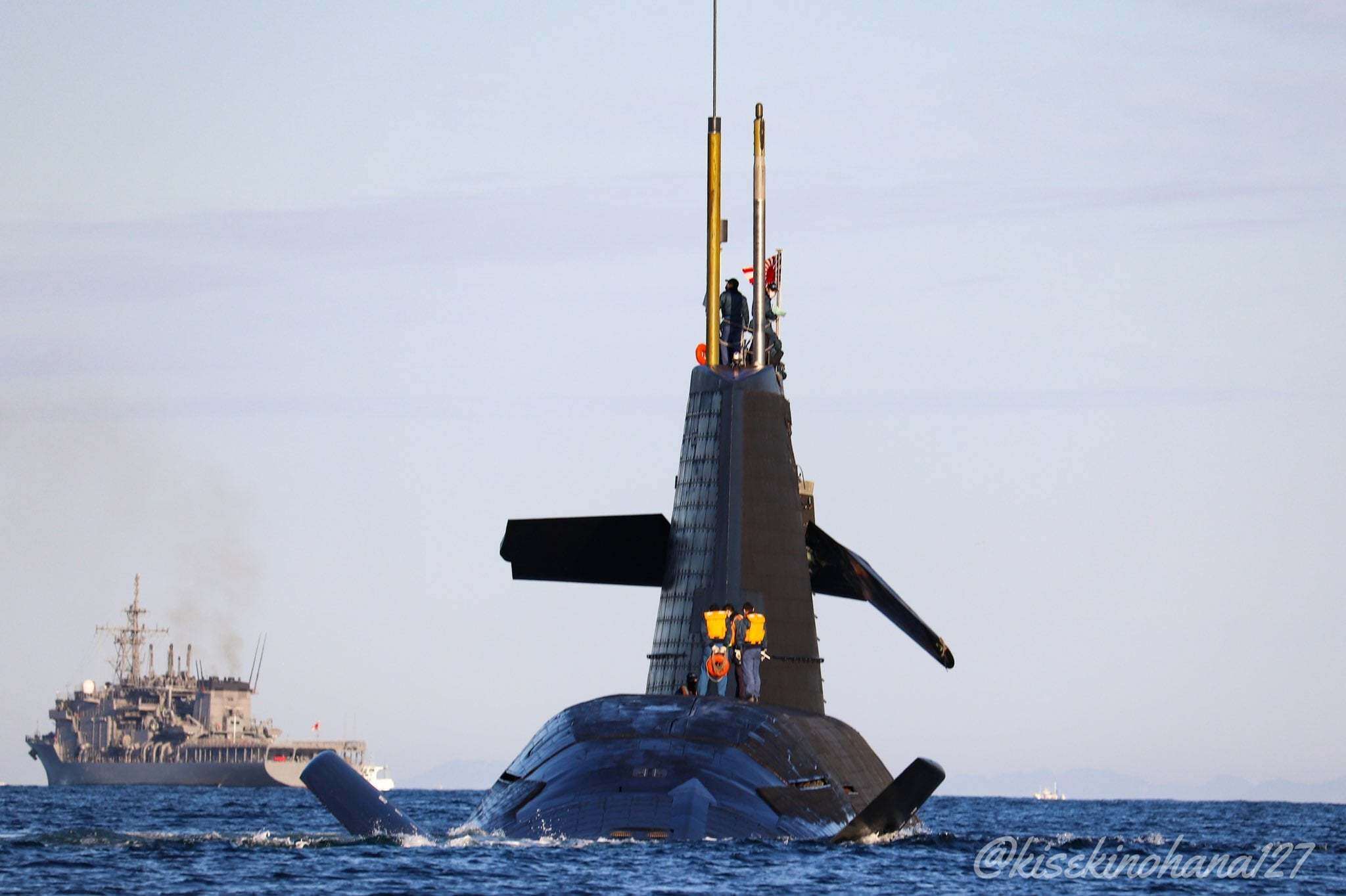 T&agrave;u ngầm JS Soryu (SS-501) c&oacute; lượng gi&atilde;n nước 2.900 tấn đ&atilde; đ&acirc;m v&agrave;o t&agrave;u chở h&agrave;ng Ocean Artemis c&oacute; lượng gi&atilde;n nước 51.000 tấn của Trung Quốc.