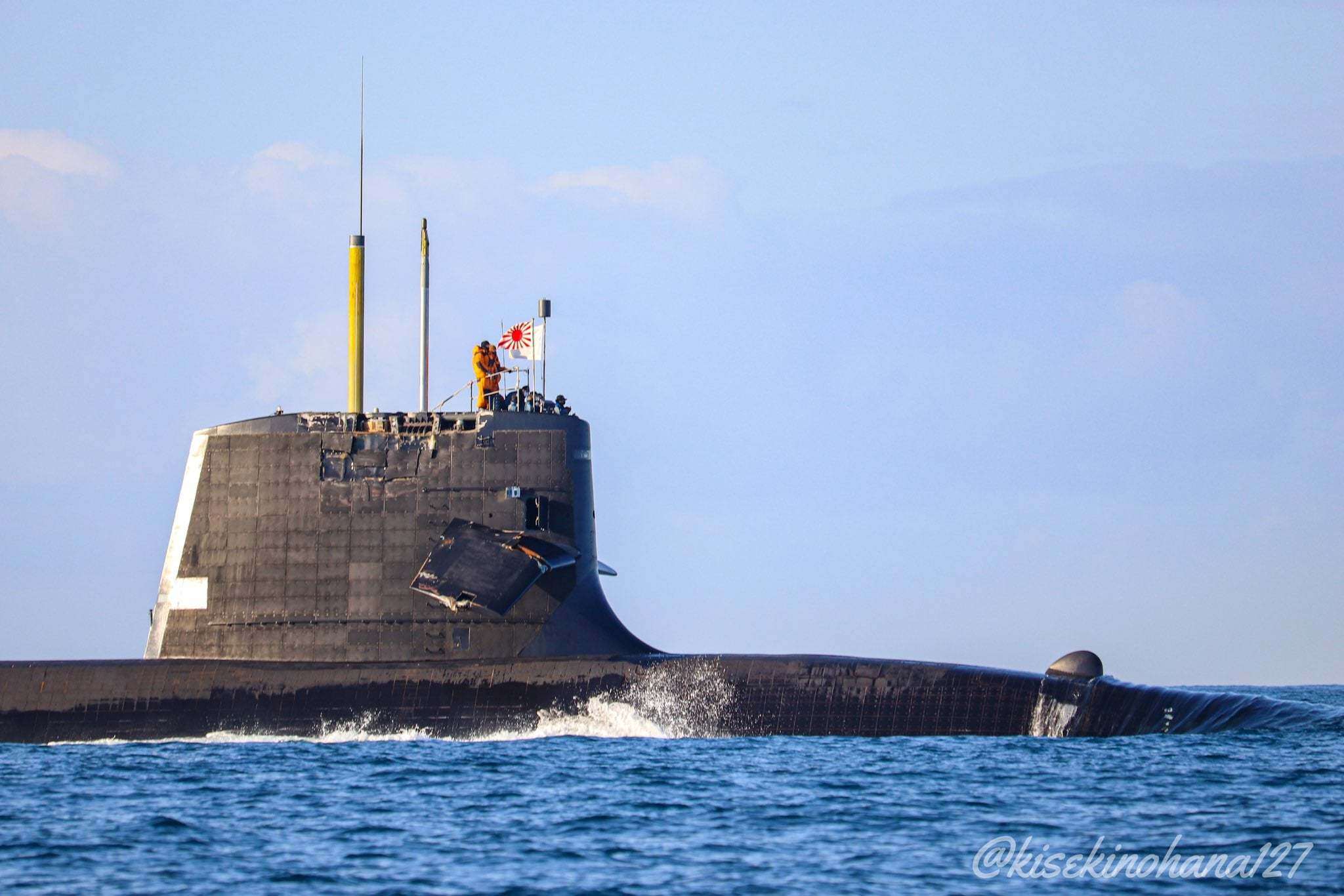 Phần th&aacute;p t&agrave;u cũng bị hư hỏng đ&aacute;ng kể sau c&uacute; va chạm.