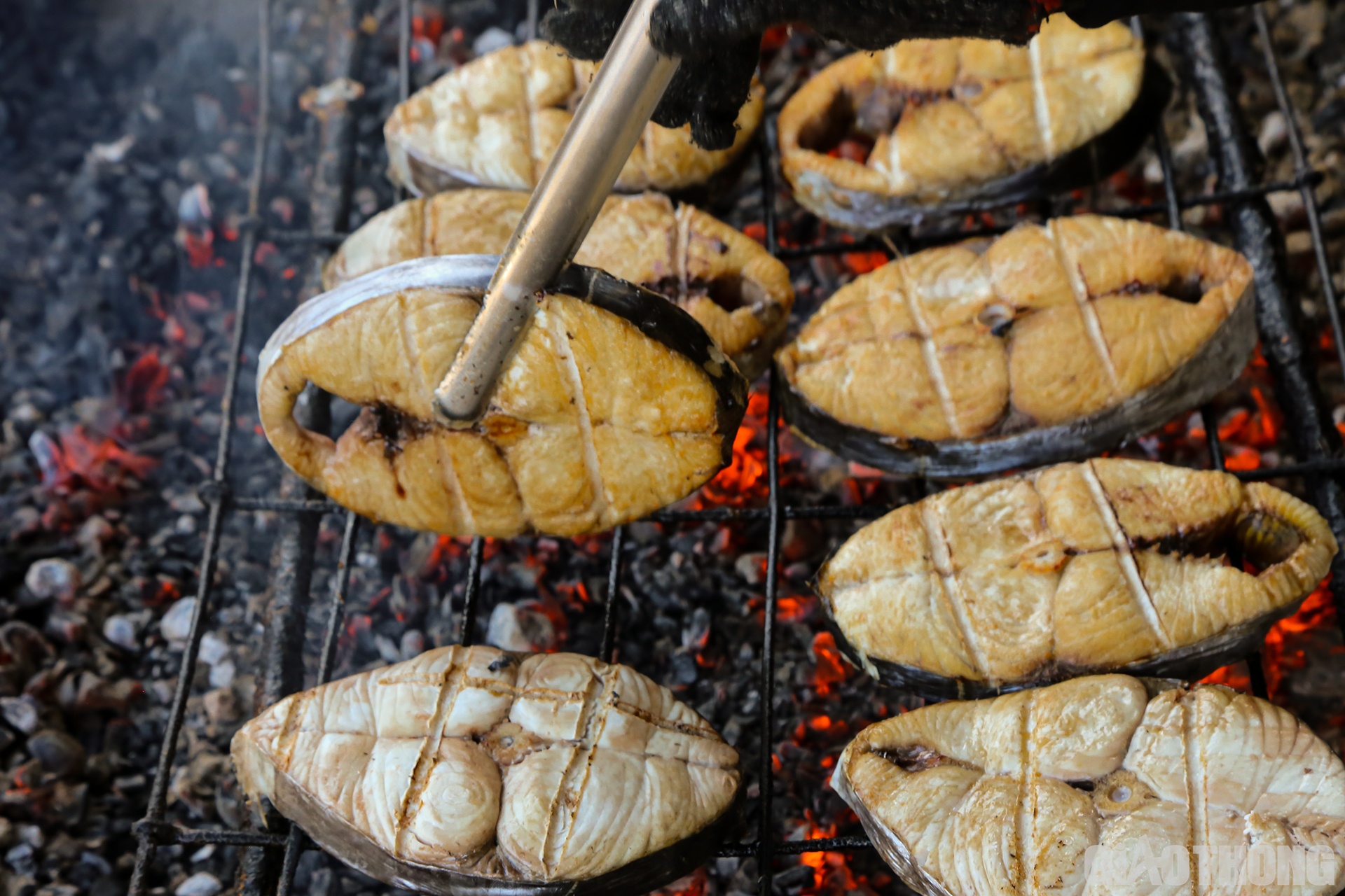 Theo những người thợ nướng c&aacute; th&igrave; để một con c&aacute; nướng thơm ngon th&igrave; ngo&agrave;i c&aacute; phải tươi th&igrave; nhiệt độ than cũng l&agrave; một yếu tố quyết định. Cho n&ecirc;n để con c&aacute; nướng thơm ngon, b&eacute;o ngậy người thợ phải rất tỉ mỉ trong việc chọn c&aacute; v&agrave; "chăm" than trong bếp