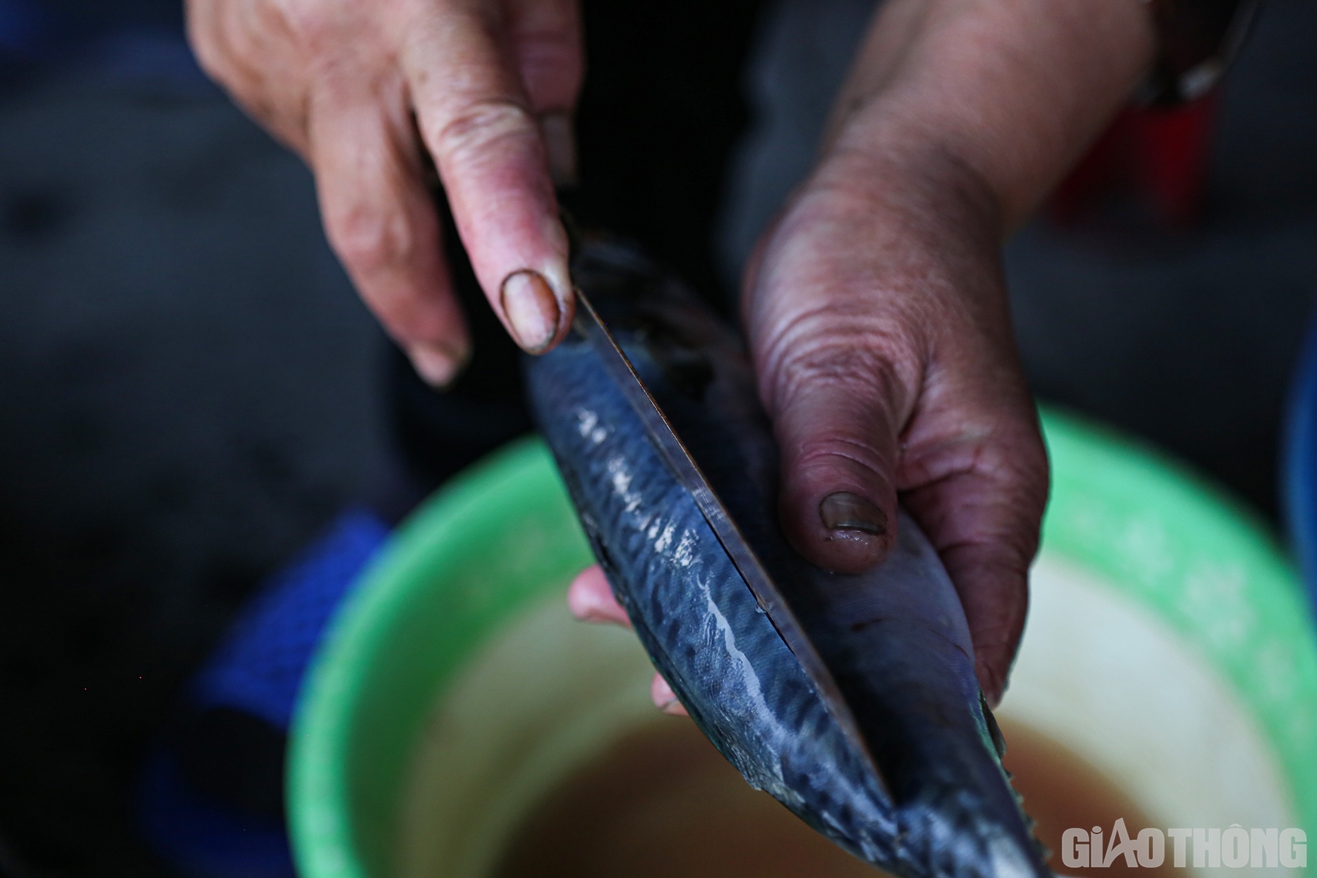 Để con c&aacute; nướng ch&iacute;n từ ngo&agrave;i v&agrave;o trong, đồng thời tr&aacute;nh việc c&aacute; b&eacute;o qu&aacute;, khi nướng sẽ nứt, vỡ, g&atilde;y ra, người thợ sẽ d&ugrave;ng dao rạch 1 đường thẳng dọc lưng c&aacute;