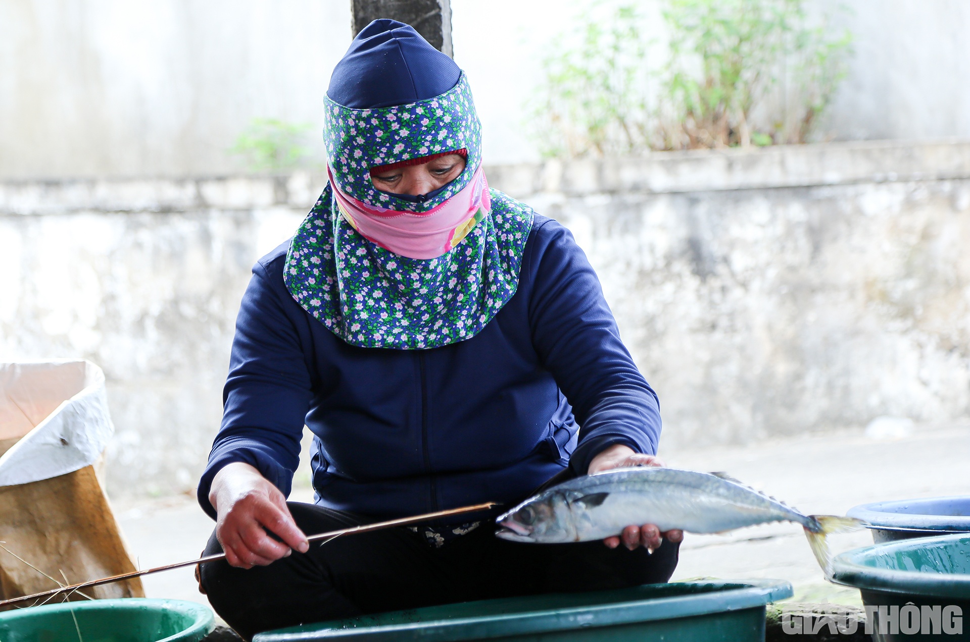 Sau đ&oacute;, người thợ sẽ d&ugrave;ng một thanh tre nhỏ xuy&ecirc;n dọc từ đầu đến đu&ocirc;i để giữ nguy&ecirc;n h&igrave;nh d&aacute;ng con c&aacute; khi nướng