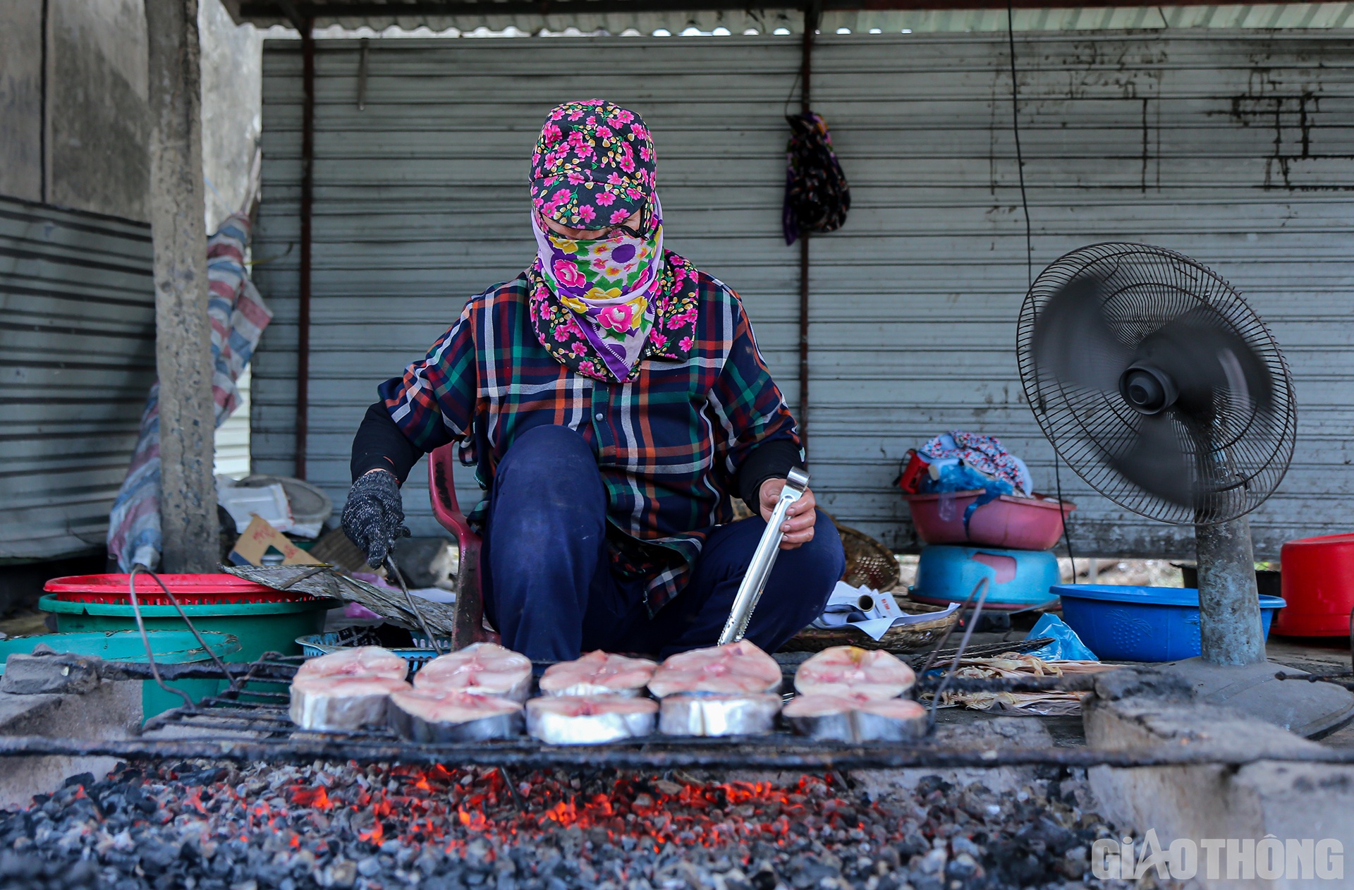 Dọc tỉnh lộ 9, đoạn qua x&atilde; Hộ Độ, huyện Lộc H&agrave;, tỉnh H&agrave; Tĩnh c&oacute; một "l&agrave;ng" với khoảng hơn 10 hộ l&agrave;m nghề nướng c&aacute; nổi tiếng của cả v&ugrave;ng.