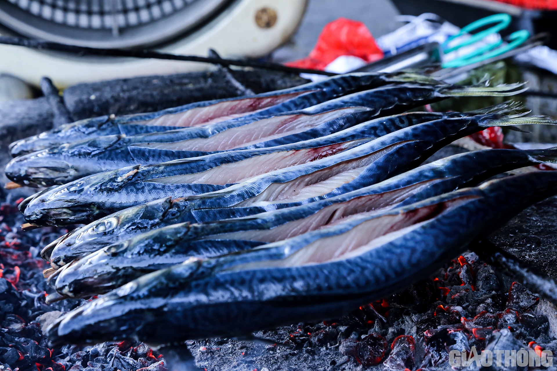 Sau khi c&aacute; được l&agrave;m xong, than đ&atilde; hồng, người thợ sẽ g&aacute;c c&aacute; l&ecirc;n 2 thanh sắt song song được đặt tr&ecirc;n bếp