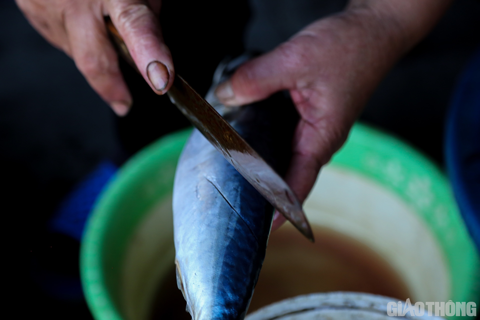 Tương tự, nhưng ở phần lưng c&ograve;n lại, người thợ nướng c&aacute; sẽ d&ugrave;ng dao rạch những đường ngang song song