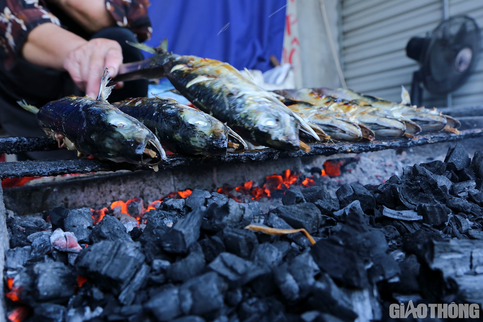 B&agrave; Vương Thị Loan (57 tuổi, th&ocirc;n Vĩnh Ph&uacute;, x&atilde; Hộ Độ) cho biết: B&agrave; sinh ra v&agrave; lớn l&ecirc;n ở x&atilde; Thạch Kim, Lộc H&agrave;. L&uacute;c c&ograve;n nhỏ đ&atilde; ra cảng bu&ocirc;n c&aacute; về b&aacute;n. Sau khi lấy chồng về Hộ Độ, b&agrave; tiếp tục theo nghề cũ, đến nay đ&atilde; được 40 năm. Để nướng một con c&aacute; ch&iacute;n phải mất khoảng 15 ph&uacute;t