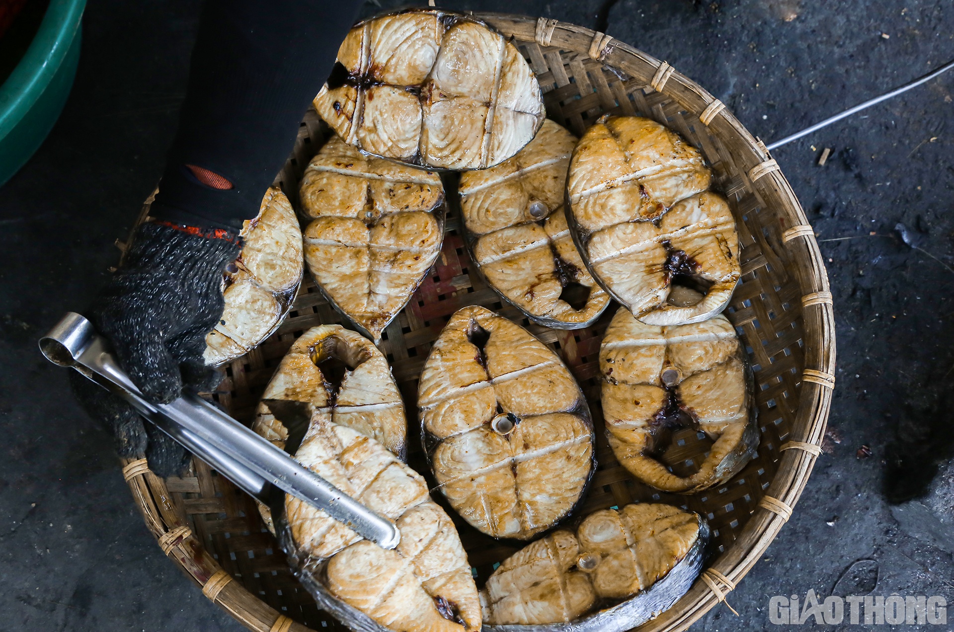 Được biết, c&aacute; nướng Hộ Độ kh&ocirc;ng chỉ được b&aacute;n trong v&ugrave;ng, trong tỉnh m&agrave; đ&atilde; v&agrave; đang trở th&agrave;nh m&oacute;n qu&agrave; qu&yacute; được gửi đi biếu, tặng, b&aacute;n ở khắp c&aacute;c tỉnh th&agrave;nh trong cả nước...