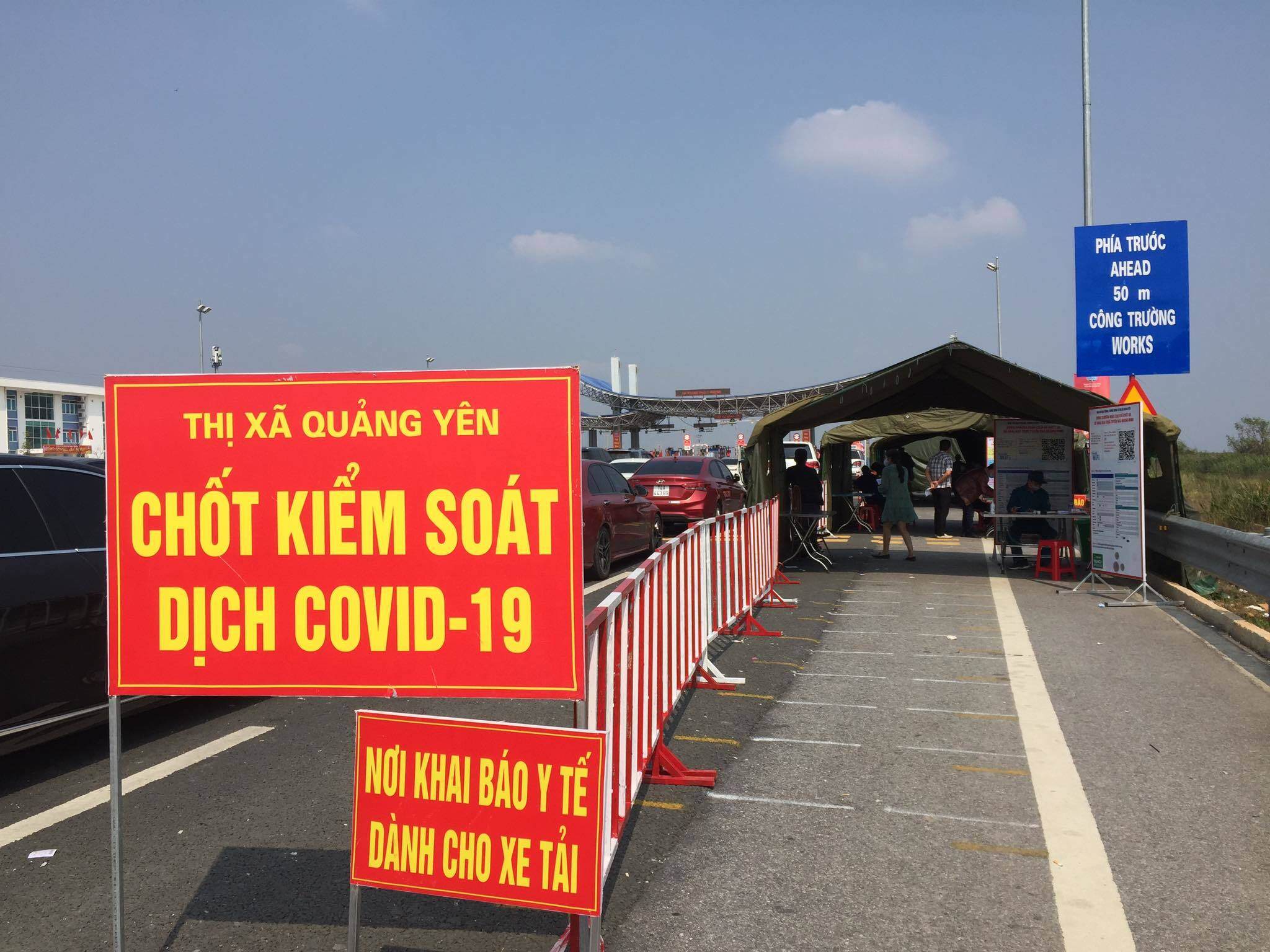 Các chốt kiểm soát dịch có phân làn cho tài xế xe tải, xe con rất rõ ràng.