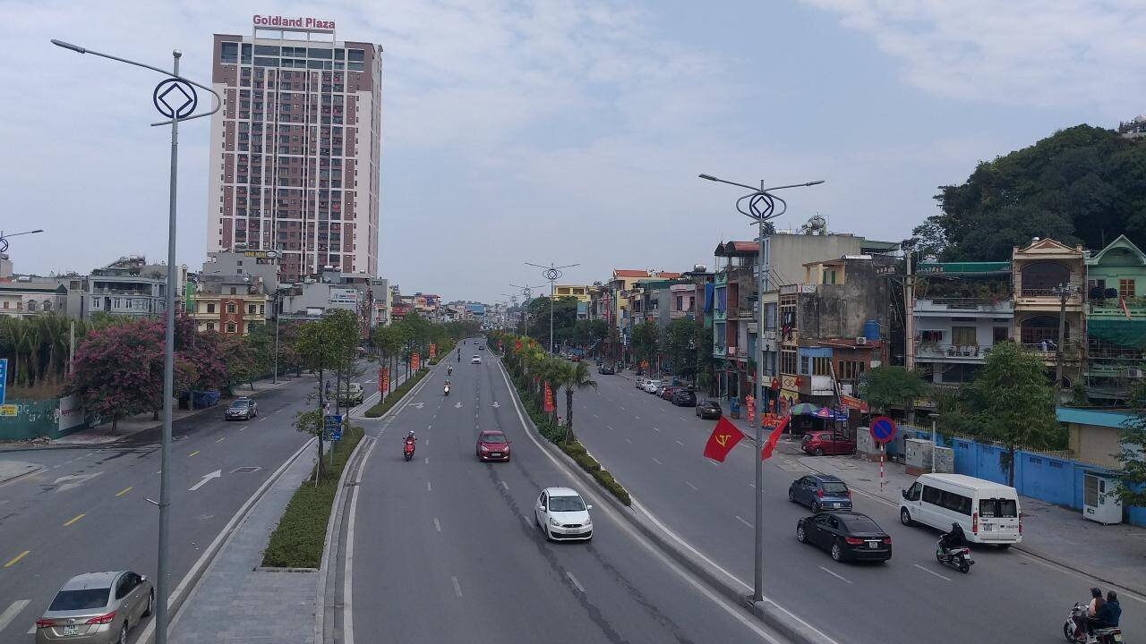 Các tuyến phố chính của Tp Hạ Long vắng lặng, thưa thớt trong dịp Tết vừa đảm bảo phòng, chống dịch, vừa góp giảm thiểu TNGT.