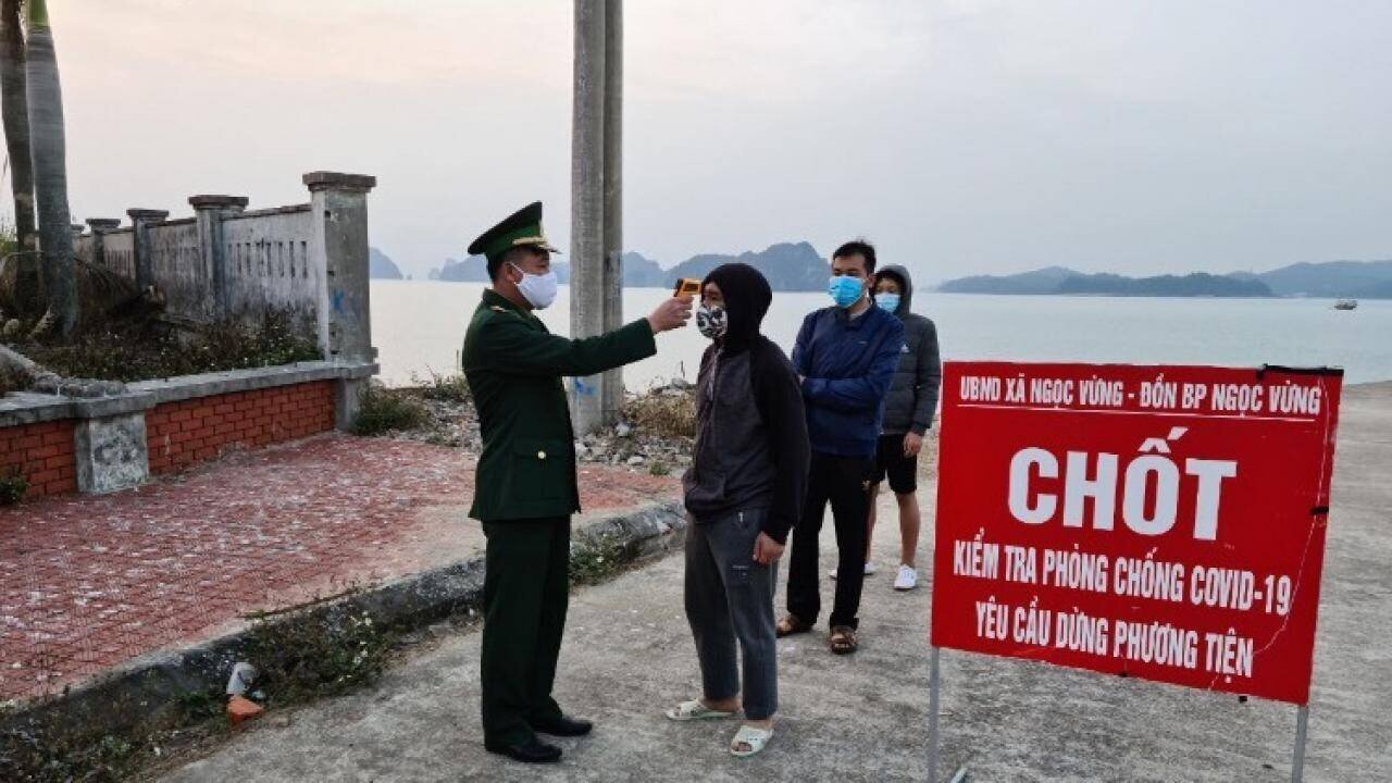 Chốt kiểm dịch của Đồn Biên phòng Ngọc Vừng (Vân Đồn) kiểm soát chặt chẽ người ra, vào đảo trong dịp Tết.