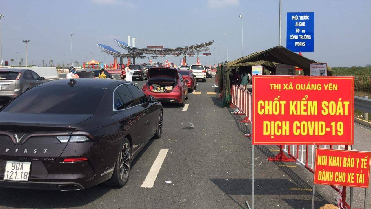 Chốt kiểm dịch trên cầu Bạch Đằng từ Quảng Ninh sang TP Hải Phòng được duy trì nghiêm 24/24 trong dịp Tết.