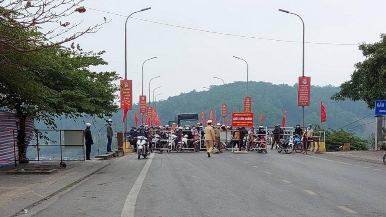 Chốt kiểm soát người và phương tiện vào, ra vùng dịch Vân Đồn.