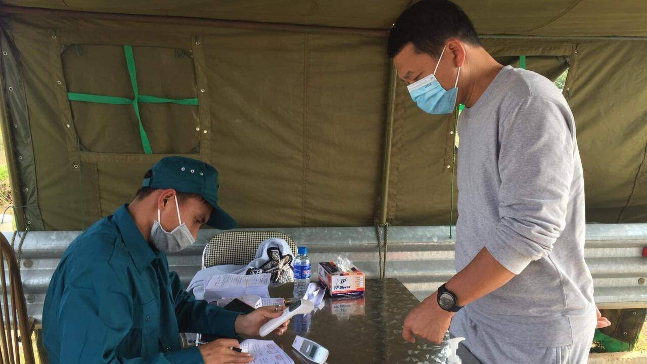 Người và phương tiện vào Quảng Ninh theo cao tốc Hải Phòng - Hạ Long đều được kiểm soát chặt chẽ.