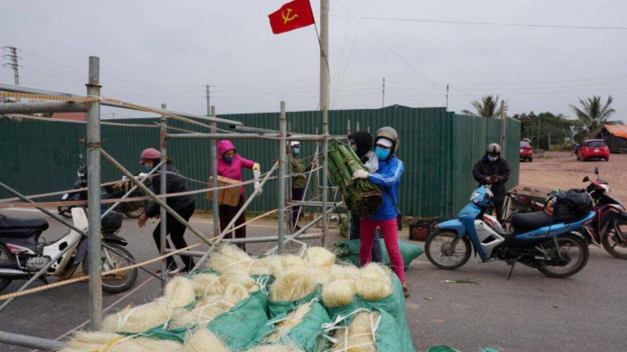 Tuy bị phong toả, nhưng các chốt kiểm dịch tại Tx Đông Triều vẫn tạo điều kiện để cung cấp đầy đủ nhu yếu phẩm phục vụ Tết cho bà con.