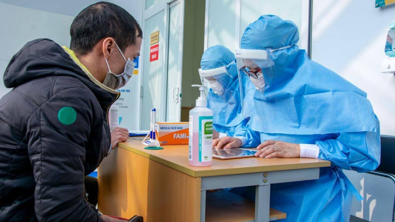 Bệnh viện Đa khoa Quốc tế Vinmec Hạ Long bố tr&iacute; đủ nh&acirc;n lực đ&aacute;p ứng y&ecirc;u cầu x&eacute;t nghiệm dịch Covid -19 cho tổ chức, c&aacute; nh&acirc;n. Anh Phạm Văn Đức, qu&ecirc; ở huyện Hưng H&agrave;, tỉnh Th&aacute;i B&igrave;nh, nhận x&eacute;t: Em l&agrave; l&aacute;i xe ở C&ocirc;ng ty CP Than H&agrave; Tu &ndash; Vinamcomin. S&aacute;ng 17/2, em quay l&agrave; c&ocirc;ng ty l&agrave;m việc, mặc d&ugrave; em về qu&ecirc; nghỉ Tết trước thời điểm dịch b&ugrave;ng ph&aacute;t, nhưng ch&uacute;ng em vẫn thực hiện nghi&ecirc;m c&aacute;c quy định về việc x&eacute;t nghiệm dịch Covid &ndash; 19 trước khi đi l&agrave;m. Ban đầu, ch&uacute;ng em cũng c&oacute; ch&uacute;t e d&egrave; v&igrave; lo đến khu vực n&agrave;y đ&ocirc;ng người sẽ kh&oacute; đảm bảo an to&agrave;n. Nhưng khi v&agrave;o đ&acirc;y, thấy c&aacute;c quy tr&igrave;nh chặt chẽ, việc khai b&aacute;o, lấy mẫu cũng rất thuận tiện, n&ecirc;n ai cũng y&ecirc;n t&acirc;m.
