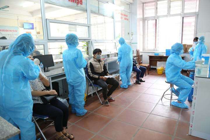 Bệnh viện đa khoa tỉnh Quảng Ninh bố tr&iacute; đủ nh&acirc;n lực lấy mẫu x&eacute;t nghiệm, kh&ocirc;ng để xảy ra &ugrave;n tắc. B&aacute;c sĩ Nguyễn Thị Thanh Thuỷ, Trưởng Khoa Điều dưỡng của Bệnh viện cho hay: Đến thời điểm hiện tại, bệnh viện đ&atilde; lấy được tr&ecirc;n 600 mẫu bệnh phẩm. C&aacute;c quy tr&igrave;nh, thủ tục đều được thực hiện nghi&ecirc;m t&uacute;c theo quy định.