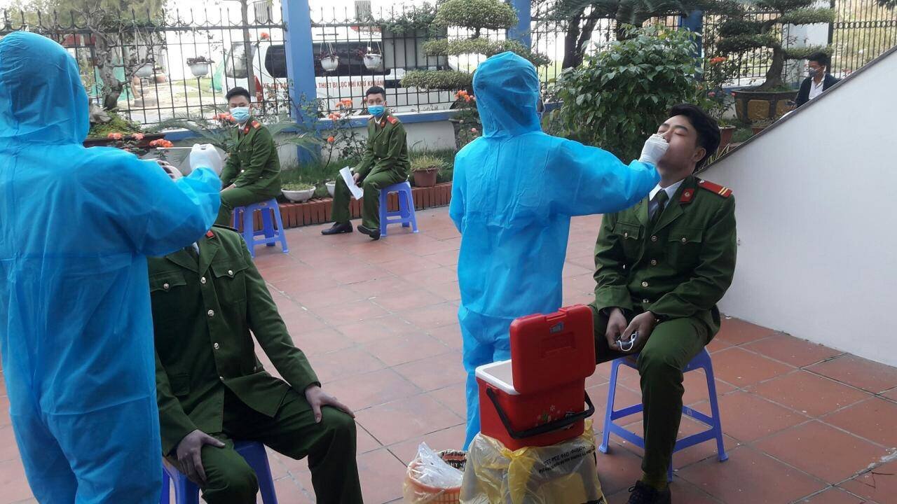 Kh&ocirc;ng chỉ l&agrave;m dịch vụ tại chỗ, Bệnh viện Đa khoa Quảng Ninh c&ograve;n bố tr&iacute; lực lượng lưu động lấy mẫu cho c&aacute;c cơ quan, doanh nghiệp c&oacute; nhu cầu. &Ocirc;ng Nguyễn Mạnh Cường, Trưởng Ph&ograve;ng H&agrave;nh ch&iacute;nh &ndash; Quản trị của bệnh viện, cho biết: Từ s&aacute;ng 17/2, đơn vị đ&atilde; cử c&aacute;c tổ c&ocirc;ng t&aacute;c đến nhiều cơ quan, doanh nghiệp ở Tp Cẩm Phả, Hạ Long lấy h&agrave;ng trăm mẫu bệnh phẩm đảm bảo an to&agrave;n tuyệt đối.