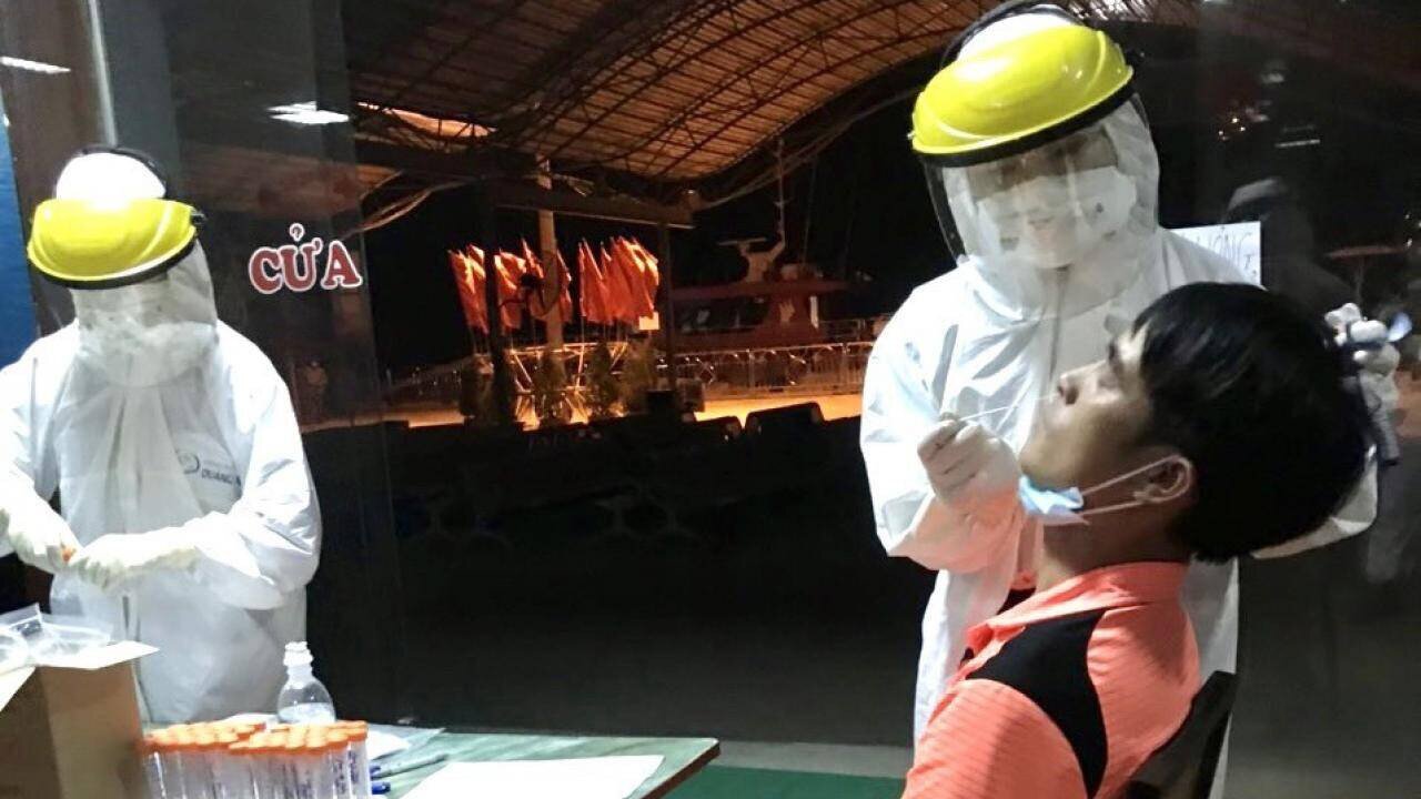 Bệnh viện Sản Nhi lấy mẫu bệnh phẩm của người d&acirc;n c&oacute; nhu cầu x&eacute;t nghiệm dịch Covid-19. Mức thu dịch vụ được tỉnh y&ecirc;u cầu thực hiện thống nhất thực hiện theo hướng dẫn của Bộ Y tế l&agrave; 734.000 đồng/mẫu.