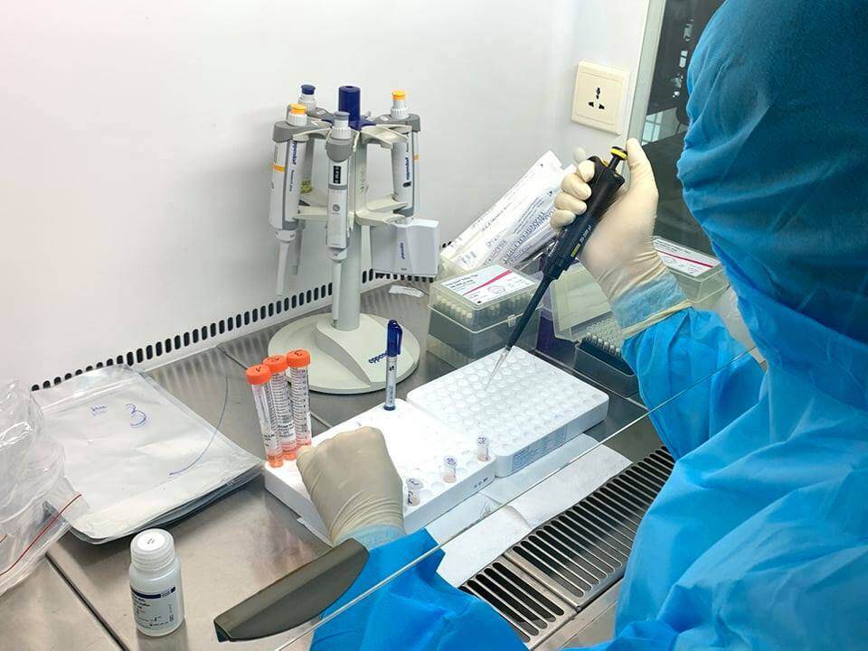 C&aacute;c b&aacute;c sỹ Bệnh viện Sản - Nhi Quảng Ninh kh&aacute;m s&agrave;ng lọc bệnh phẩm. Việc l&agrave;m thiết thực, hiệu quả của Quảng Ninh trong việc mở c&aacute;c dịch vụ x&eacute;t nghiệm dịch Covid-19 theo y&ecirc;u cầu đ&atilde; nhận được sự đồng thuận cao của tổ chức, c&aacute; nh&acirc;n.