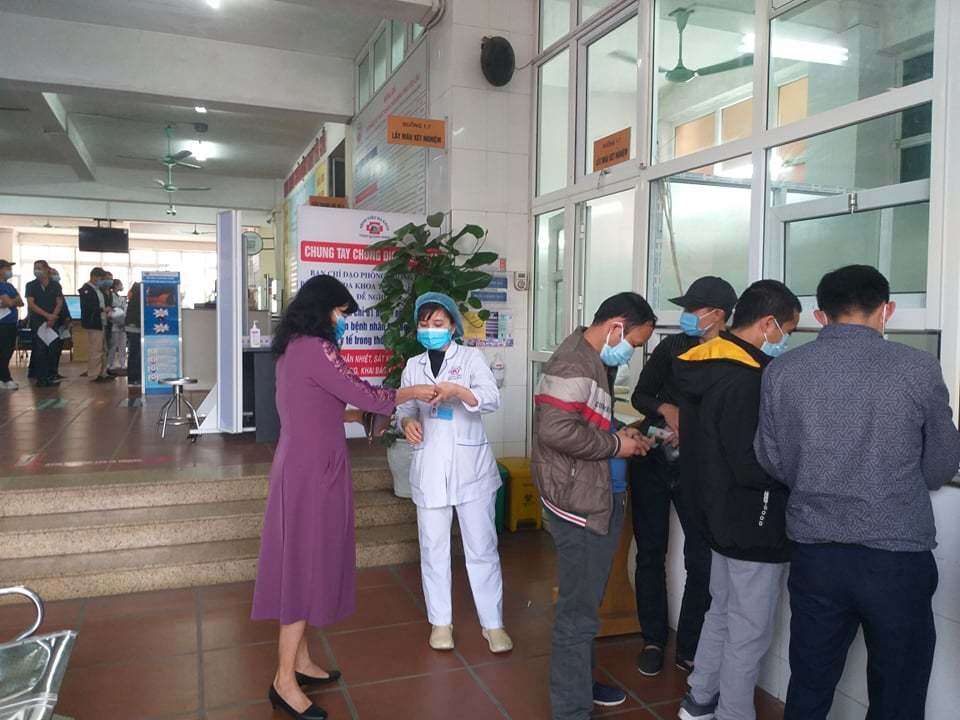 C&aacute;n bộ Bệnh vi&ecirc;n đa khoa tỉnh Quảng Ninh hướng dẫn người d&acirc;n l&agrave;m thủ tục lấy mẫu v&agrave; thanh to&aacute;n ph&iacute; ngay tại khu x&eacute;t nghiệm. Sau 2 ng&agrave;y thực hiện, c&aacute;c cơ sở l&agrave;m dịch vụ x&eacute;t nghiệm dịch vụ Covid-19 tr&ecirc;n địa b&agrave;n tỉnh Quảng Ninh đ&atilde; tạo mọi điều kiện thuận lợi nhất cho c&aacute;c tổ chức, c&aacute; nh&acirc;n, kh&ocirc;ng để t&igrave;nh trạng &ugrave;n ứ, hay nguy cơ mất an to&agrave;n.