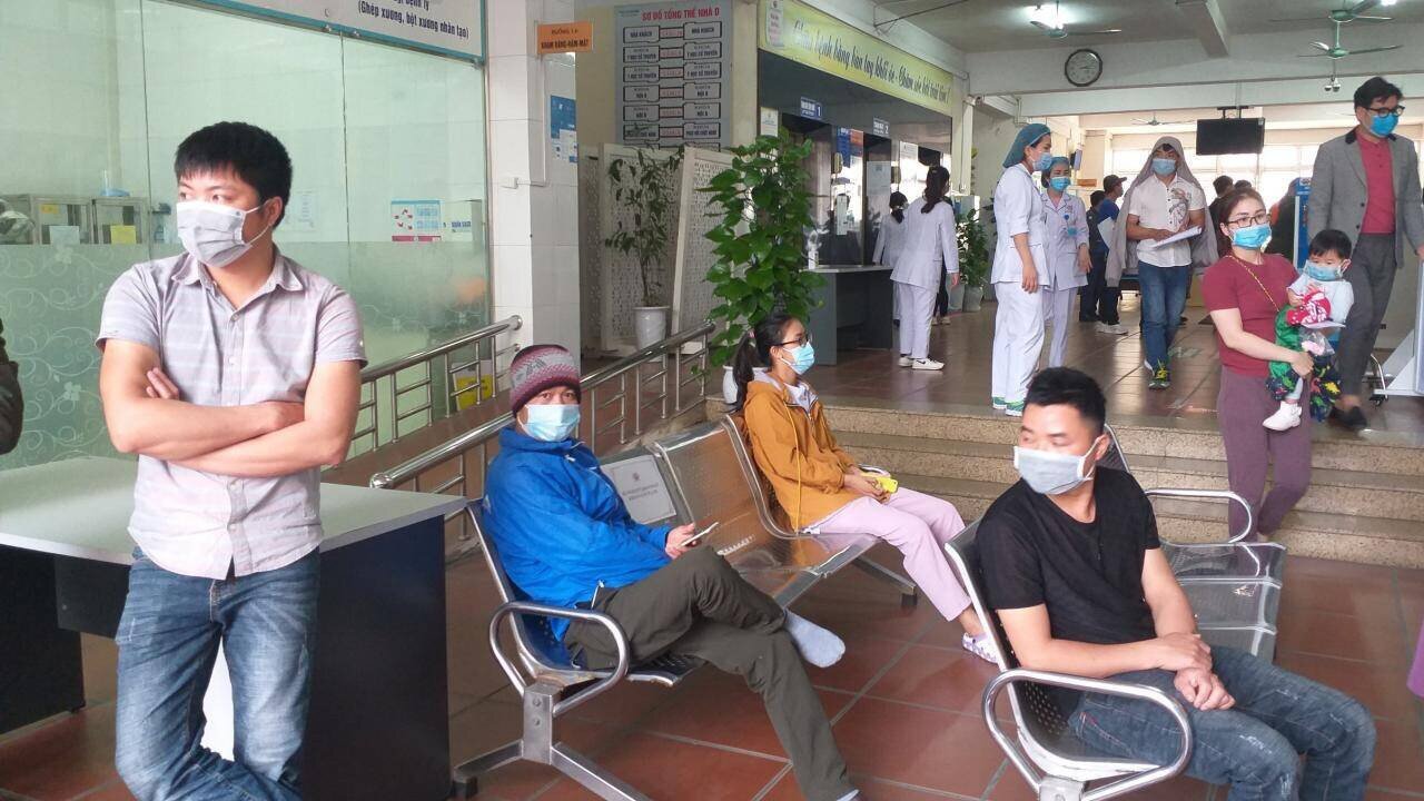 Ở Bệnh viện Đa khoa tỉnh Quảng Ninh, việc triển khai dịch vụ x&eacute;t nghiệm cũng rất thuận lợi. Tại khu vực l&agrave;m thủ tục được bệnh viện n&agrave;y bố tr&iacute; th&ocirc;ng tho&aacute;ng, đảm bảo giữ đ&uacute;ng khoảng c&aacute;ch ph&ograve;ng, chống dịch. Quầy thanh to&aacute;n tiền cũng được bố tr&iacute; ngay gần nơi lấy mẫu bệnh phẩm.