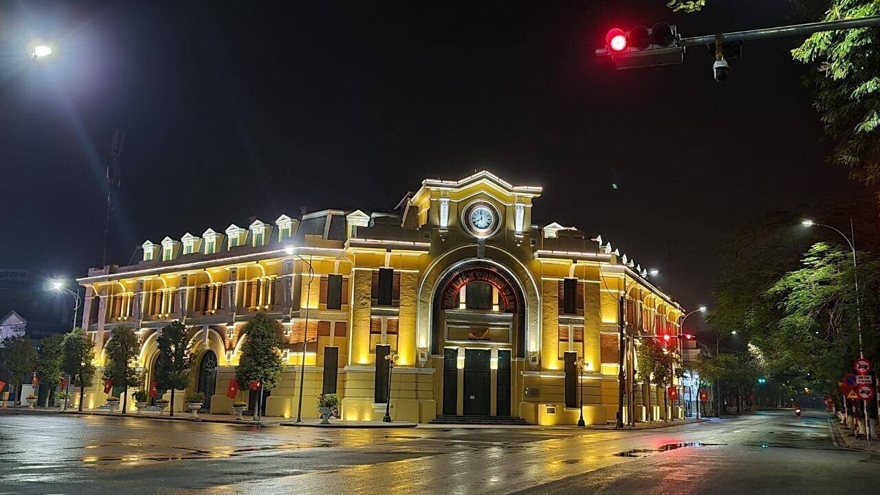 22h ng&agrave;y 22/2, ghi nhận của PV B&aacute;o Giao th&ocirc;ng tr&ecirc;n một số tuyến phố của TP Hải Ph&ograve;ng, sau khi UBND TP Hải Ph&ograve;ng ban h&agrave;nh Chỉ thị số 09 về việc thực hiện biện ph&aacute;p cấp b&aacute;ch ph&ograve;ng chống dịch bệnh Covid-19 v&agrave; gi&atilde;n c&aacute;ch x&atilde; hội tr&ecirc;n địa b&agrave;n, đường phố Hải Ph&ograve;ng trở n&ecirc;n vắng lặng bất thường