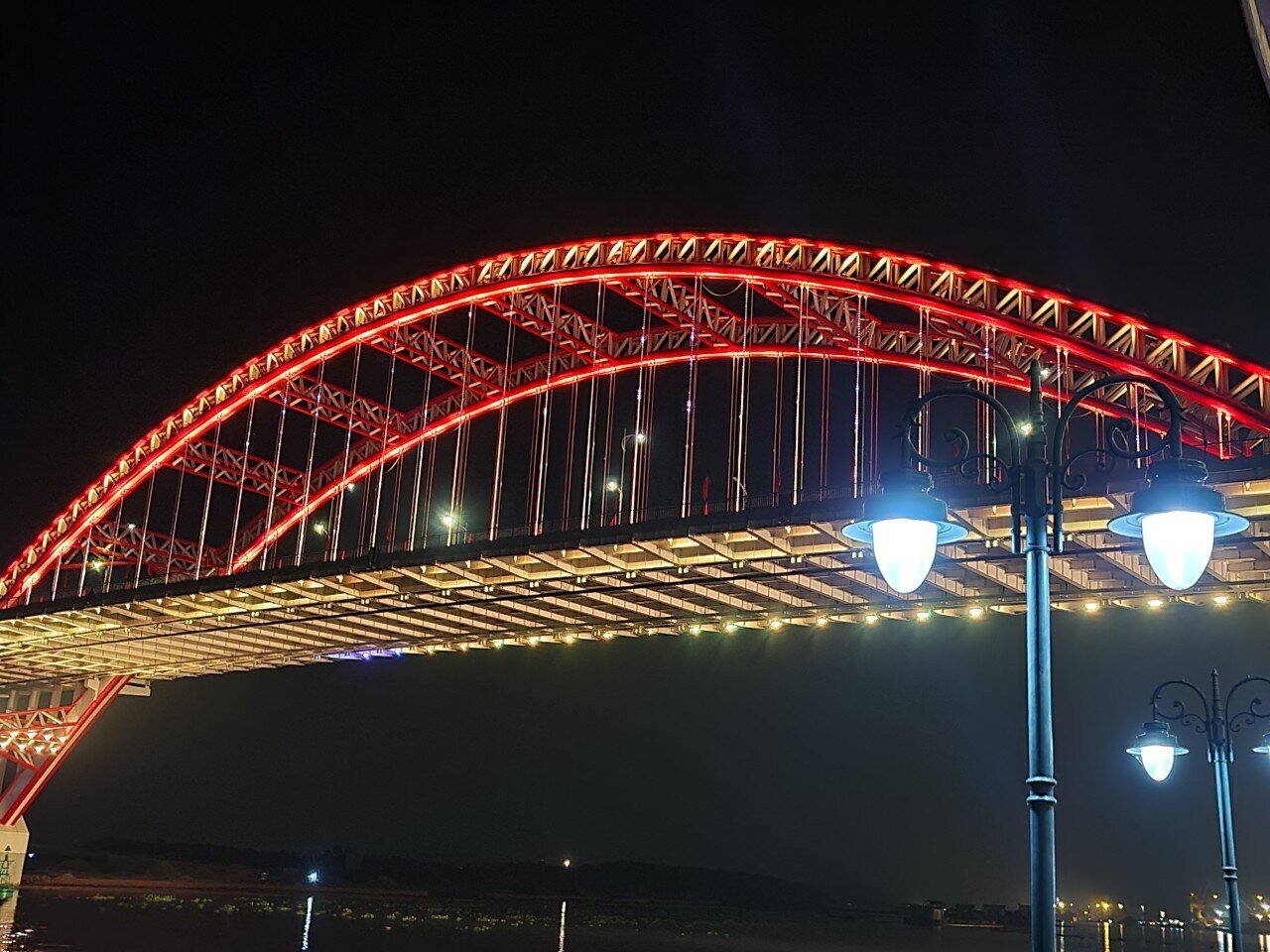 Cầu Ho&agrave;ng Văn Thụ, c&acirc;y cầu c&oacute; kiến tr&uacute;c độc đ&aacute;o "c&aacute;nh chim biển" c&ugrave;ng lối trang tr&iacute; hiện đại, bắt mắt l&agrave; điểm đến của đ&ocirc;ng đảo nh&acirc;n d&acirc;n mỗi ng&agrave;y cũng kh&ocirc;ng một b&oacute;ng người.