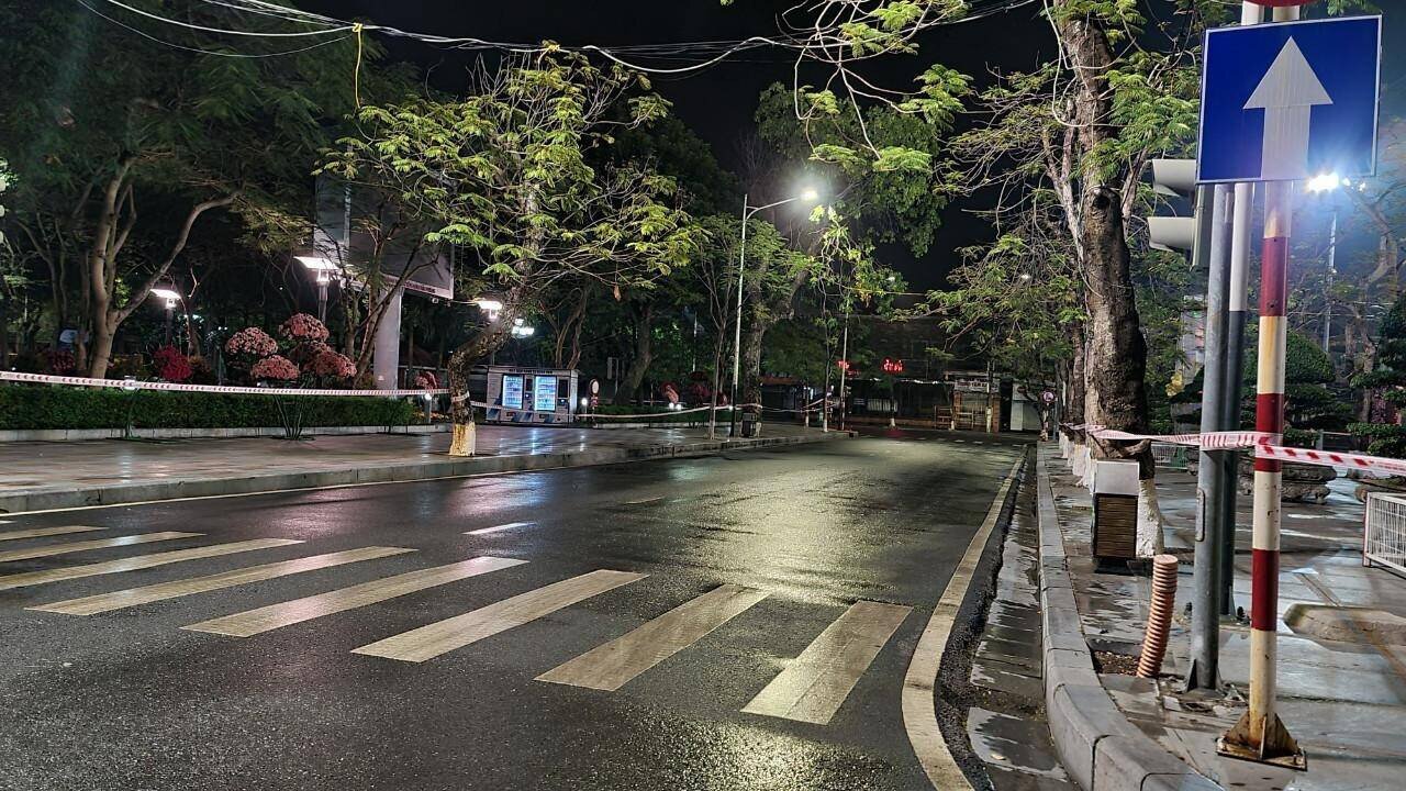 C&aacute;c khu vực vui chơi, giải tr&iacute;, thể dục thể thao đều được chăng d&acirc;y v&agrave; kiểm so&aacute;t chặt chẽ, đường phố Hải Ph&ograve;ng về đ&ecirc;m y&ecirc;n lặng lạ kỳ.