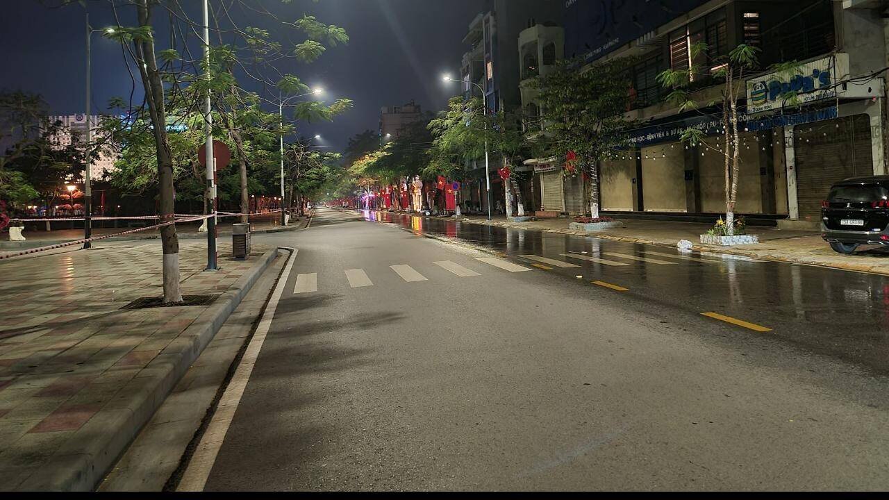 Chỉ t&iacute;nh trong ng&agrave;y 22/2, to&agrave;n TP Hải Ph&ograve;ng đ&atilde; xuất hiện 3 ca nhiễm Covid-19, trong đ&oacute; c&oacute; hai chị em trong một gia đ&igrave;nh v&agrave; người y&ecirc;u của người chị c&oacute; hộ khẩu thường tr&uacute; tại huyện Cẩm Gi&agrave;ng, tỉnh Hải Dương.