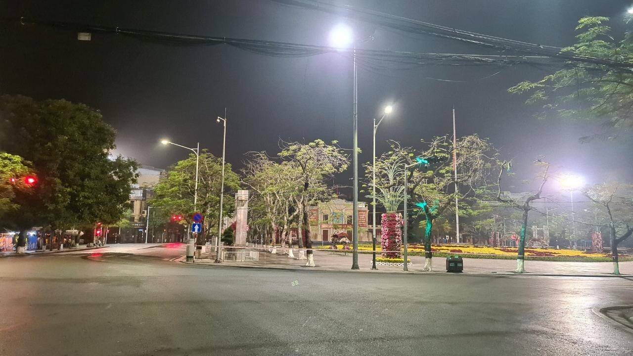Tương tự, khu vực Dải vườn hoa Trung t&acirc;m th&agrave;nh phố v&agrave; Cột Cờ trước cửa Nh&agrave; h&aacute;t th&agrave;nh phố cũng kh&ocirc;ng một b&oacute;ng người. Từ trước 22h ng&agrave;y 22/2, nhiều người d&acirc;n đ&atilde; về nh&agrave;, thực hiện theo đ&uacute;ng chỉ thị của th&agrave;nh phố.