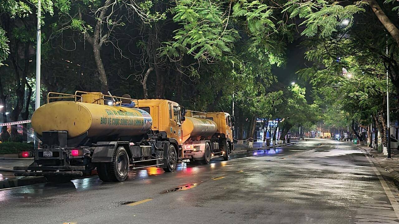 Đường phố Hải Ph&ograve;ng chỉ c&ograve;n lại những người c&ocirc;ng nh&acirc;n đang miệt m&agrave;i l&agrave;m đẹp x&oacute;m phố.