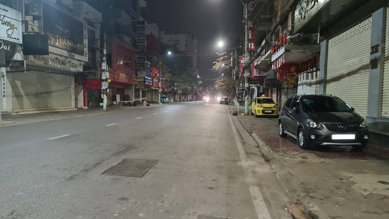 Phố Cầu Đất nơi tập trung nhiều cửa h&agrave;ng, cửa hiệu v&agrave; mật độ giao th&ocirc;ng tương đối lớn, nhưng sau ng&agrave;y đầu ti&ecirc;n thực hiện Chỉ thị 09 đ&atilde; kh&ocirc;ng một b&oacute;ng người.