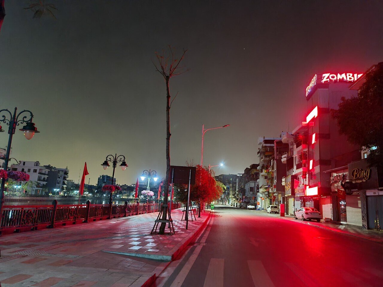 Sau khi Chỉ thị 09 của th&agrave;nh phố được ban h&agrave;nh, trong ng&agrave;y đầu thực hiện, c&aacute;c qu&aacute;n b&aacute;n h&agrave;ng, qu&aacute;n bar, karaoke... tr&ecirc;n địa b&agrave;n đ&atilde; tu&acirc;n thủ rất tốt, tạm dừng hoạt động để ph&ograve;ng chống dịch. Phố đi bộ Tam Bạc, con phố sầm uất của Hải Ph&ograve;ng đến 22h đ&ecirc;m ng&agrave;y 22/2 kh&ocirc;ng một b&oacute;ng người.