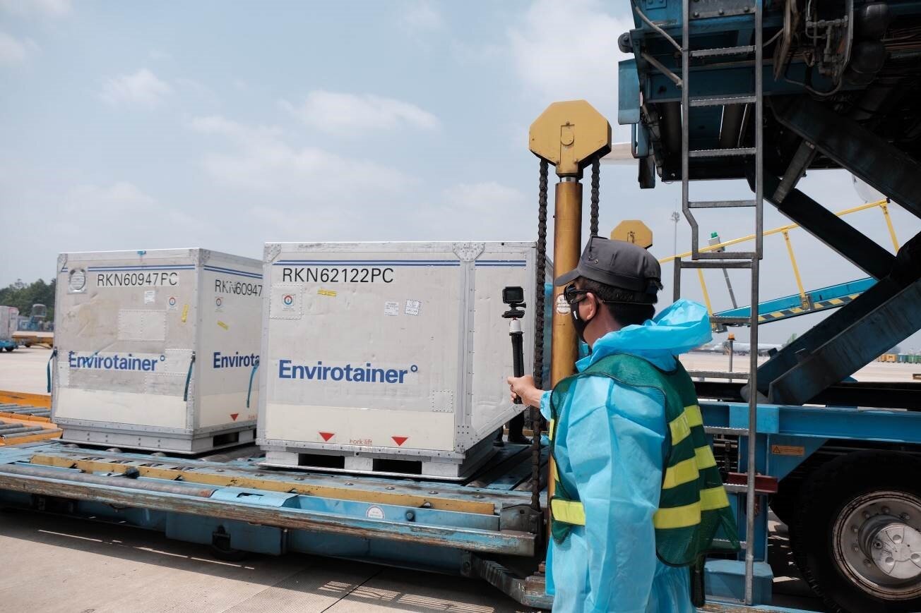 Do t&iacute;nh chất nhạy cảm về nhiệt độ v&agrave; y&ecirc;u cầu quy tr&igrave;nh vận chuyển nghi&ecirc;m ngặt của vaccine, VIAGS v&agrave; TCS đ&atilde; chủ động nghi&ecirc;n cứu từ cuối năm 2020, chuẩn bị cơ sở hạ tầng, trang thiết bị v&agrave; đ&agrave;o tạo nh&acirc;n lực chất lượng cao để phục vụ. Mục ti&ecirc;u trọng điểm l&agrave; vận chuyển an to&agrave;n l&ocirc; h&agrave;ng v&agrave;o kho lưu trữ đặc biệt của TCS trong thời gian ngắn nhất. 
Vaccine được bảo quản trong th&ugrave;ng container đ&ocirc;ng lạnh. Đ&acirc;y l&agrave; điều kiện đặc biệt quan trọng trong vận chuyển vaccine Covid-19, bởi vaccine đ&ograve;i hỏi nhiệt độ bảo quản thấp. L&ocirc; h&agrave;ng được VIAGS đưa ra khỏi m&aacute;y bay bằng xe n&acirc;ng chuy&ecirc;n dụng.