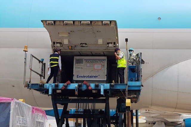 Sau khi đ&aacute;p xuống s&acirc;n bay T&acirc;n Sơn Nhất, l&ocirc; vaccine ph&ograve;ng dịch Covid-19 đầu ti&ecirc;n đ&atilde; được C&ocirc;ng ty TNHH MTV Dịch vụ mặt đất s&acirc;n bay Việt Nam (VIAGS) v&agrave; C&ocirc;ng ty Cổ phần dịch vụ h&agrave;ng h&oacute;a T&acirc;n Sơn Nhất (TCS) - c&aacute;c đơn vị th&agrave;nh vi&ecirc;n của Vietnam Airlines - tiếp nhận, phục vụ v&agrave; tập kết an to&agrave;n về kho chứa h&agrave;ng h&oacute;a đ&ocirc;ng lạnh.