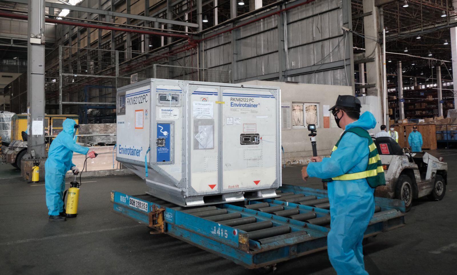 Trước khi được đưa v&agrave;o kho lạnh của TCS, to&agrave;n bộ nh&acirc;n vi&ecirc;n phục vụ ngo&agrave;i s&acirc;n đỗ v&agrave; l&ocirc; h&agrave;ng được phun khử tr&ugrave;ng to&agrave;n bộ, tu&acirc;n thủ đ&uacute;ng quy định ph&ograve;ng chống dịch bệnh của cơ quan chức năng.