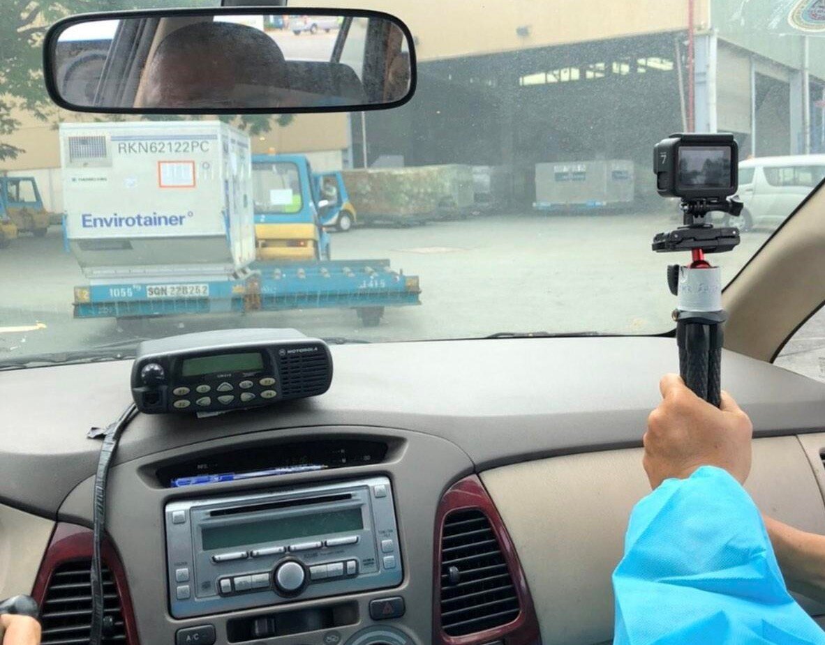 Từ khi dỡ khỏi t&agrave;u bay, l&ocirc; h&agrave;ng được &aacute;p tải bằng camera h&agrave;nh tr&igrave;nh, nh&acirc;n vi&ecirc;n TCS kiểm tra, chụp h&igrave;nh, ghi nhận t&igrave;nh trạng th&ugrave;ng chứa, phần trăm pin, nhiệt độ thể hiện tr&ecirc;n th&ugrave;ng chứa mỗi 03 tiếng/lần đến khi ho&agrave;n th&agrave;nh b&agrave;n giao cho kh&aacute;ch h&agrave;ng.