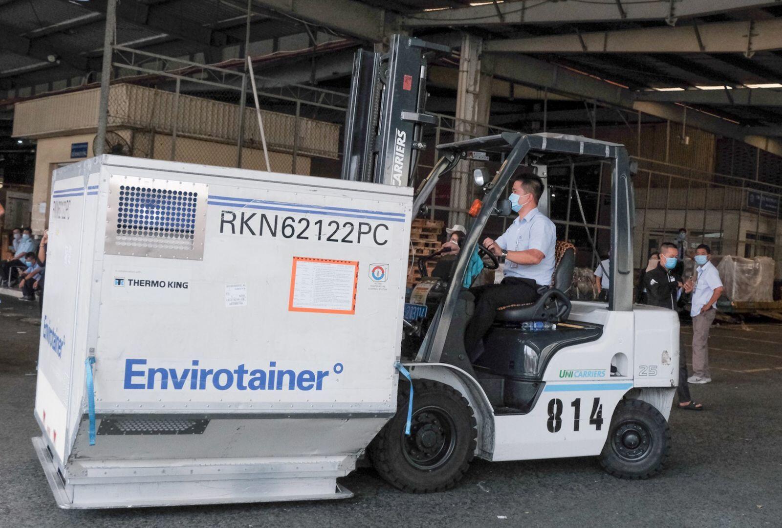 L&ocirc; h&agrave;ng vaccine được lưu trữ trong th&ugrave;ng chứa giữ nhiệt chuy&ecirc;n dụng được cung cấp bởi nh&agrave; vận chuyển. Tuy nhi&ecirc;n để đảm bảo an to&agrave;n tuyệt đối, TCS đ&atilde; chủ động thu thập c&aacute;c th&ocirc;ng tin từ ph&iacute;a kh&aacute;ch h&agrave;ng trước đ&oacute; nhiều tuần, chuẩn bị một kho chứa lạnh dự ph&ograve;ng đ&aacute;p ứng đầy đủ c&aacute;c ti&ecirc;u chuẩn về lưu trữ đối với l&ocirc; h&agrave;ng vaccine Covid-19 đầu ti&ecirc;n n&agrave;y.