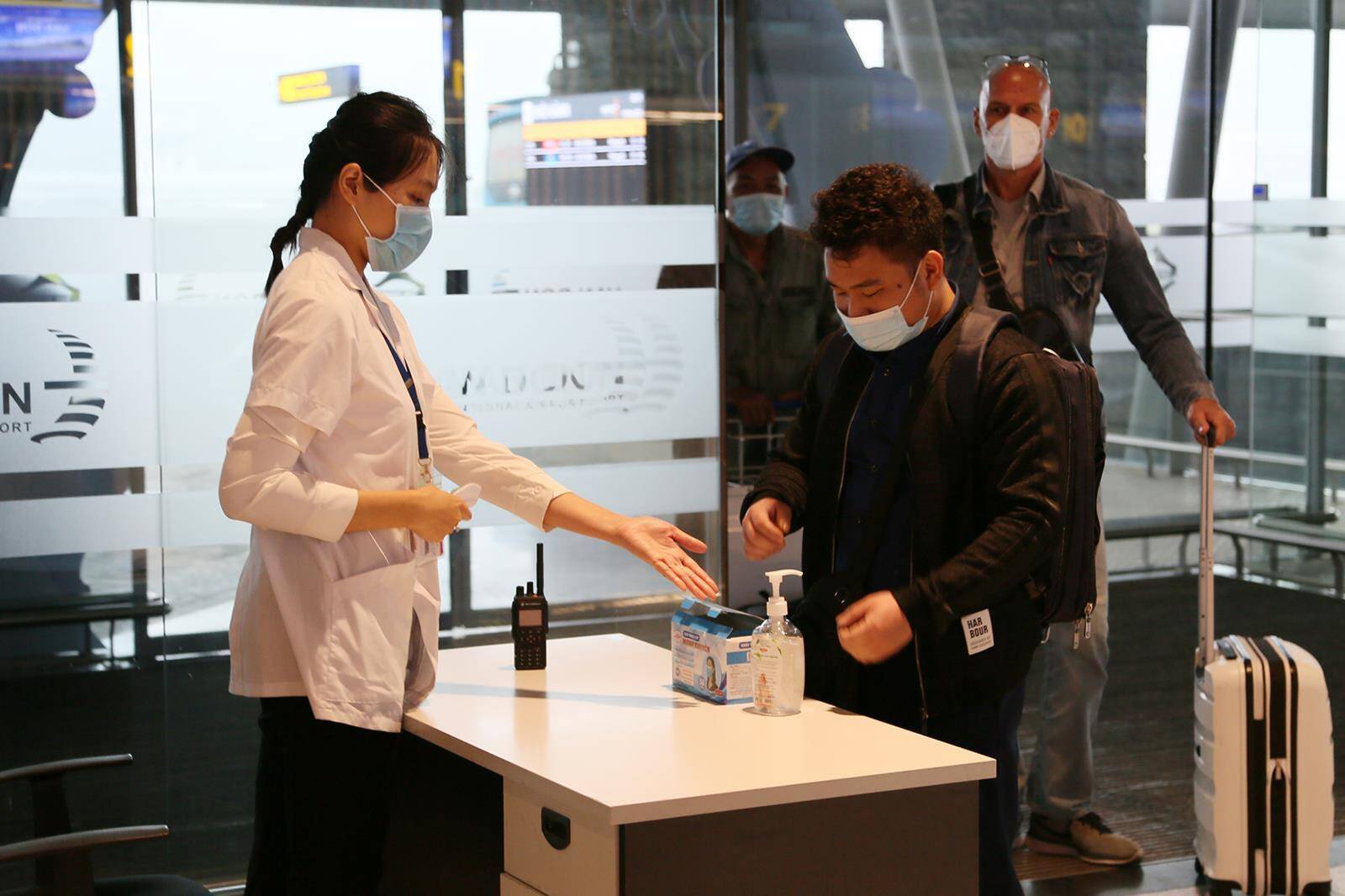 Với c&aacute;c chuyến bay thương mại th&ocirc;ng thường, s&acirc;n bay V&acirc;n Đồn tiếp tục bố tr&iacute; nước rửa tay s&aacute;t khuẩn tại c&aacute;c quầy thủ tục, cửa ra v&agrave;o ga, c&aacute;c ph&ograve;ng l&agrave;m việc của nh&acirc;n vi&ecirc;n; đo th&acirc;n nhiệt cho h&agrave;nh kh&aacute;ch v&agrave; nh&acirc;n vi&ecirc;n s&acirc;n bay ngay khi đến nh&agrave; ga; y&ecirc;u cầu khai b&aacute;o y tế điện tử; bắt buộc đeo khẩu trang với 100% h&agrave;nh kh&aacute;ch v&agrave; c&aacute;n bộ nh&acirc;n vi&ecirc;n s&acirc;n bay; phun khử khuẩn 100% h&agrave;nh l&yacute; c&aacute;c chuyến bay đến. H&agrave;ng ng&agrave;y, s&acirc;n bay V&acirc;n Đồn cũng thực hiện phun khử khuẩn nh&agrave; ga, lau ch&ugrave;i c&aacute;c vị tr&iacute; c&oacute; nguy cơ l&acirc;y nhiễm cao bằng dung dịch diệt khuẩn.