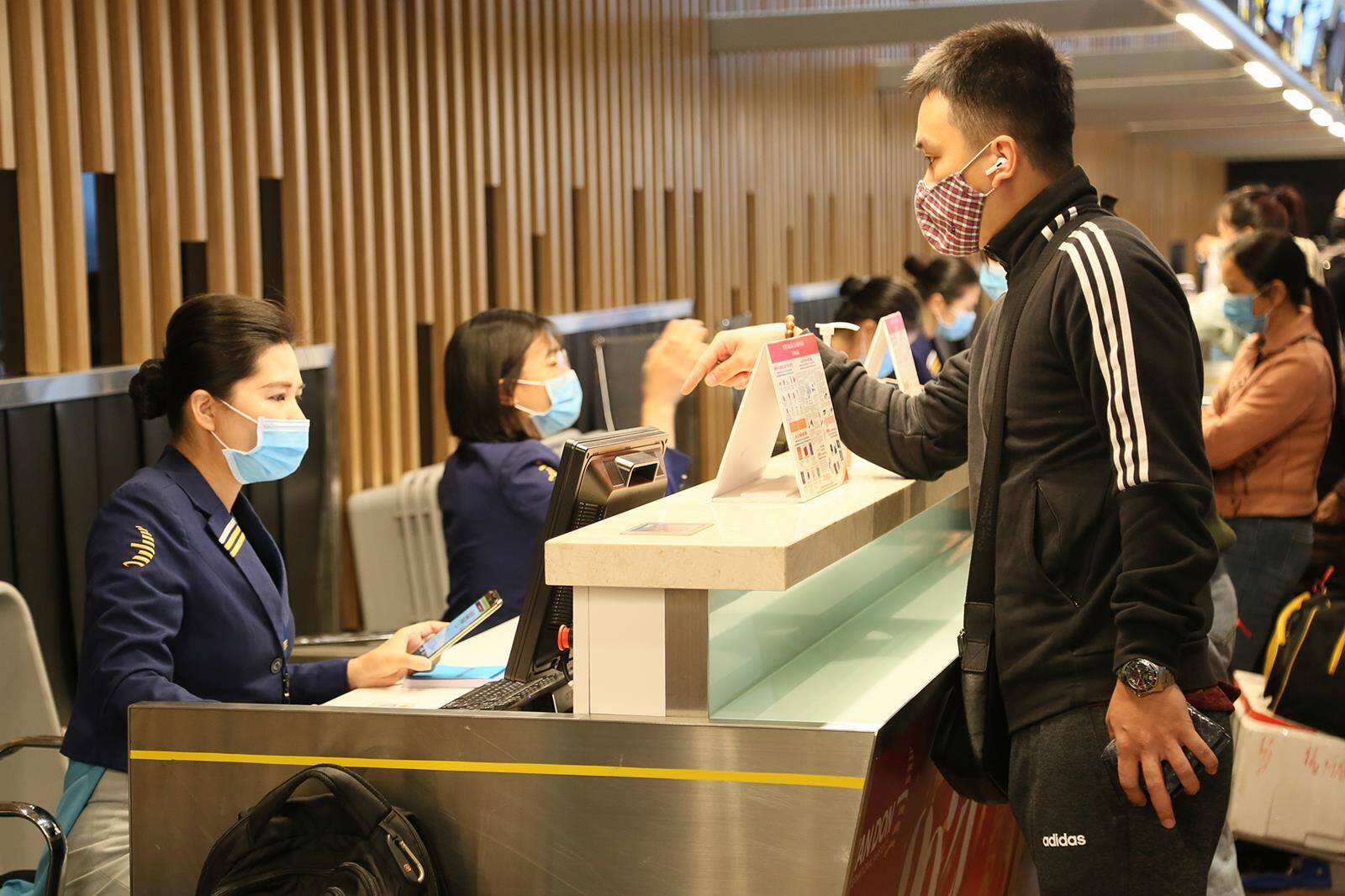 Trong qu&aacute; tr&igrave;nh khai th&aacute;c trở lại, s&acirc;n bay V&acirc;n Đồn sẽ &aacute;p dụng c&aacute;c biện ph&aacute;p an to&agrave;n chống dịch ở mức cao nhất cho c&aacute;c chuyến bay thương mại thường lệ trong nước cũng như c&aacute;c chuyến bay quốc tế đưa người Việt hồi hương v&agrave; chở chuy&ecirc;n gia sang Việt Nam, đảm bảo an to&agrave;n cho du kh&aacute;ch v&agrave; cộng đồng.
Cụ thể, s&acirc;n bay tiến h&agrave;nh r&agrave; so&aacute;t v&agrave; siết chặt to&agrave;n bộ quy tr&igrave;nh đ&oacute;n chuyến bay đặc biệt từ nước ngo&agrave;i. Đối với c&aacute;c chuyến bay &ldquo;giải cứu&rdquo;, h&agrave;nh kh&aacute;ch xuống m&aacute;y bay được đo th&acirc;n nhiệt v&agrave; khai b&aacute;o y tế bắt buộc, thực hiện tất cả c&aacute;c thủ tục nhập cảnh, hải quan tại khu vực ri&ecirc;ng biệt b&ecirc;n ngo&agrave;i nh&agrave; ga. H&agrave;nh kh&aacute;ch được hướng dẫn s&aacute;t khuẩn tay, đeo khẩu trang v&agrave; giữ khoảng c&aacute;ch an to&agrave;n ph&ograve;ng dịch. Tất cả h&agrave;nh l&yacute; x&aacute;ch tay v&agrave; h&agrave;nh l&yacute; k&yacute; gửi được khử tr&ugrave;ng bằng chất khử tr&ugrave;ng đặc biệt. Sau khi ho&agrave;n tất thủ tục, h&agrave;nh kh&aacute;ch được đưa về khu vực c&aacute;ch ly, theo d&otilde;i sức khỏe trong 14 ng&agrave;y. Khu vực nh&agrave; ga v&agrave; luồng di chuyển của h&agrave;nh kh&aacute;ch được phun khử tr&ugrave;ng, khử khuẩn.