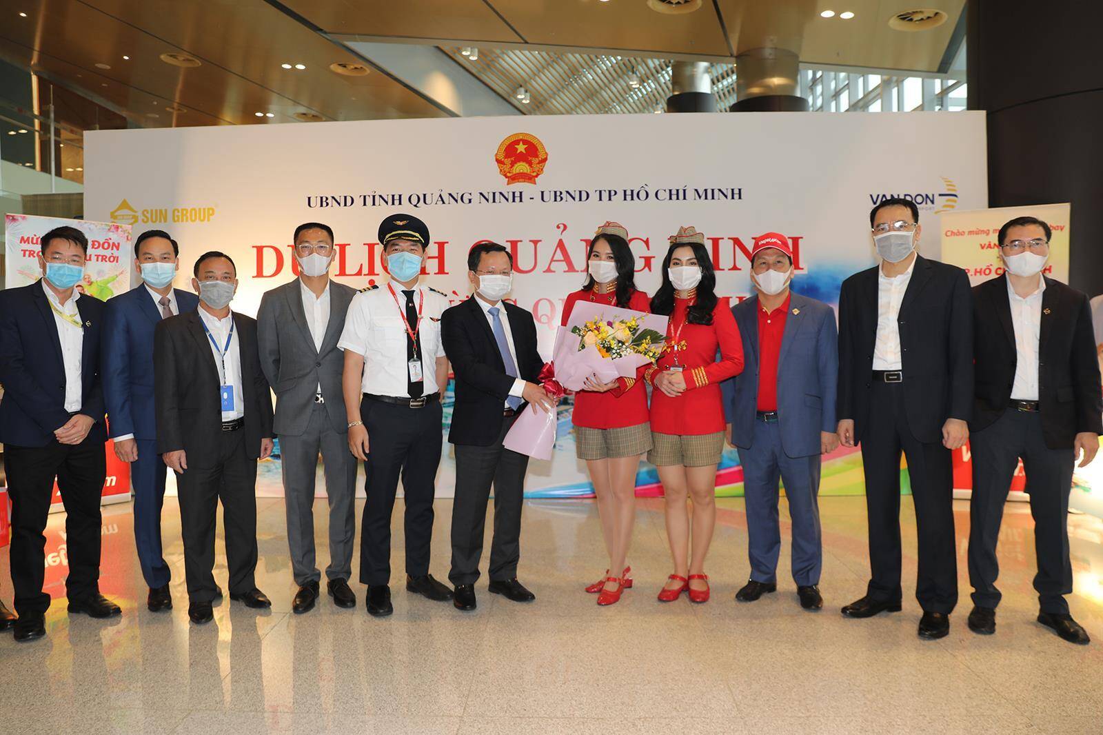 &Ocirc;ng Cao Tường Huy - PCT UBND tỉnh QN tặng hoa h&agrave;nh kh&aacute;ch v&agrave; phi h&agrave;nh đo&agrave;n chuyến bay đầu ti&ecirc;n. Được biết, tỉnh Quảng Ninh v&agrave; Tập đo&agrave;n Sun Group tiếp tục &aacute;p dụng c&aacute;c chương tr&igrave;nh ưu đ&atilde;i d&agrave;nh ri&ecirc;ng cho h&agrave;nh kh&aacute;ch bay đến hoặc đi từ s&acirc;n bay V&acirc;n Đồn. Theo đ&oacute;, h&agrave;nh kh&aacute;ch được miễn ph&iacute; v&eacute; tham quan vịnh Hạ Long, danh thắng Y&ecirc;n Tử; giảm th&ecirc;m 15% gi&aacute; dịch vụ c&aacute;p treo so với gi&aacute; b&aacute;n thực tế tại Khu di t&iacute;ch v&agrave; danh thắng Y&ecirc;n Tử; miễn ph&iacute; xe bus cho h&agrave;nh kh&aacute;ch đi chặng V&acirc;n Đồn &ndash; Hạ Long &ndash; U&ocirc;ng B&iacute; v&agrave; ngược lại; ưu đ&atilde;i giảm tới 50% gi&aacute; v&eacute; tại c&aacute;c khu vui chơi giải tr&iacute;, nghỉ dưỡng của Sun Group tr&ecirc;n to&agrave;n quốc; giảm l&ecirc;n tới 15% gi&aacute; v&eacute; v&agrave;o cửa khu nghỉ dưỡng suối kho&aacute;ng n&oacute;ng Yoko Onsen Quang Hanh...