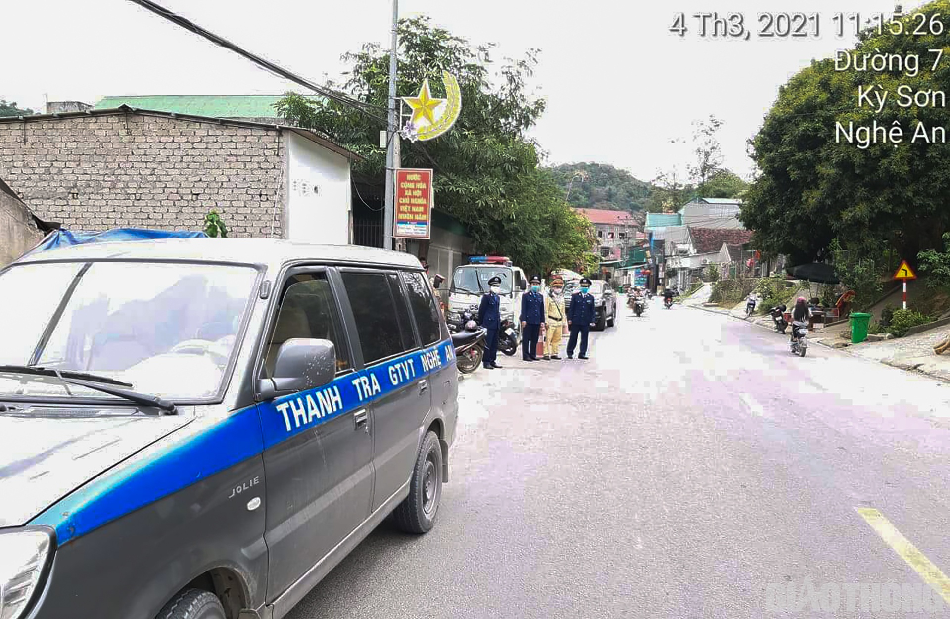 Chiều 3/3, hơn 30 nh&agrave; xe kh&aacute;ch chạy tuyến cố định từ Vinh đi c&aacute;c huyện miền n&uacute;i ph&iacute;a T&acirc;y tỉnh Nghệ An đ&atilde; k&eacute;o đến Bến xe Bắc Vinh căng băng r&ocirc;n để phản đối t&igrave;nh trạng xe d&ugrave; xe chạy vượt tuyến tranh gi&agrave;nh kh&aacute;ch. Tiếp nhận th&ocirc;ng tin, trong s&aacute;ng 4/3, Sở GTVT Nghệ An đ&atilde; chỉ đạo lực lượng Thanh tra Giao th&ocirc;ng (TTGT) cử 2 đội l&ecirc;n tăng cường kiểm tra hoạt động vận tải kh&aacute;ch tr&ecirc;n tuyến QL7. Trong đ&oacute;, một đội TTGT sẽ phối hợp với C&ocirc;ng an kiểm tra, kiểm so&aacute;t ở 2 huyện Kỳ Sơn v&agrave; Tương Dương, một đội sẽ kiểm tra, kiểm so&aacute;t ở khu vực Anh Sơn.