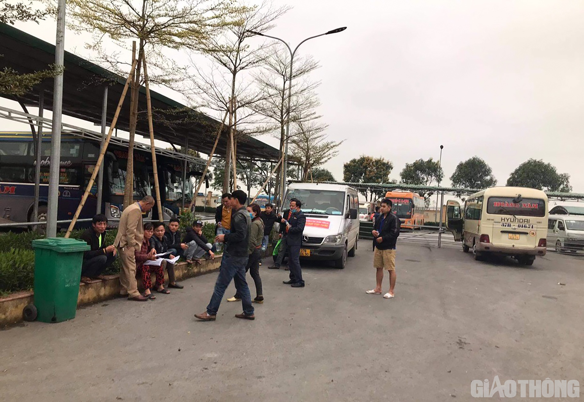 Cũng theo &ocirc;ng Sỹ, bến đ&atilde; chủ động gặp gỡ th&ocirc;ng b&aacute;o v&agrave; mong h&agrave;nh kh&aacute;ch th&ocirc;ng cảm. Với c&aacute;c h&agrave;nh kh&aacute;ch đi về địa phương c&oacute; xe bu&yacute;t, bến hướng dẫn kh&aacute;ch ra đi xe bu&yacute;t. C&ograve;n những khu vực kh&aacute;c th&igrave; tạm thời phải đi bằng phương tiện c&aacute; nh&acirc;n hoặc về đợi đến khi c&oacute; th&ocirc;ng b&aacute;o mới.